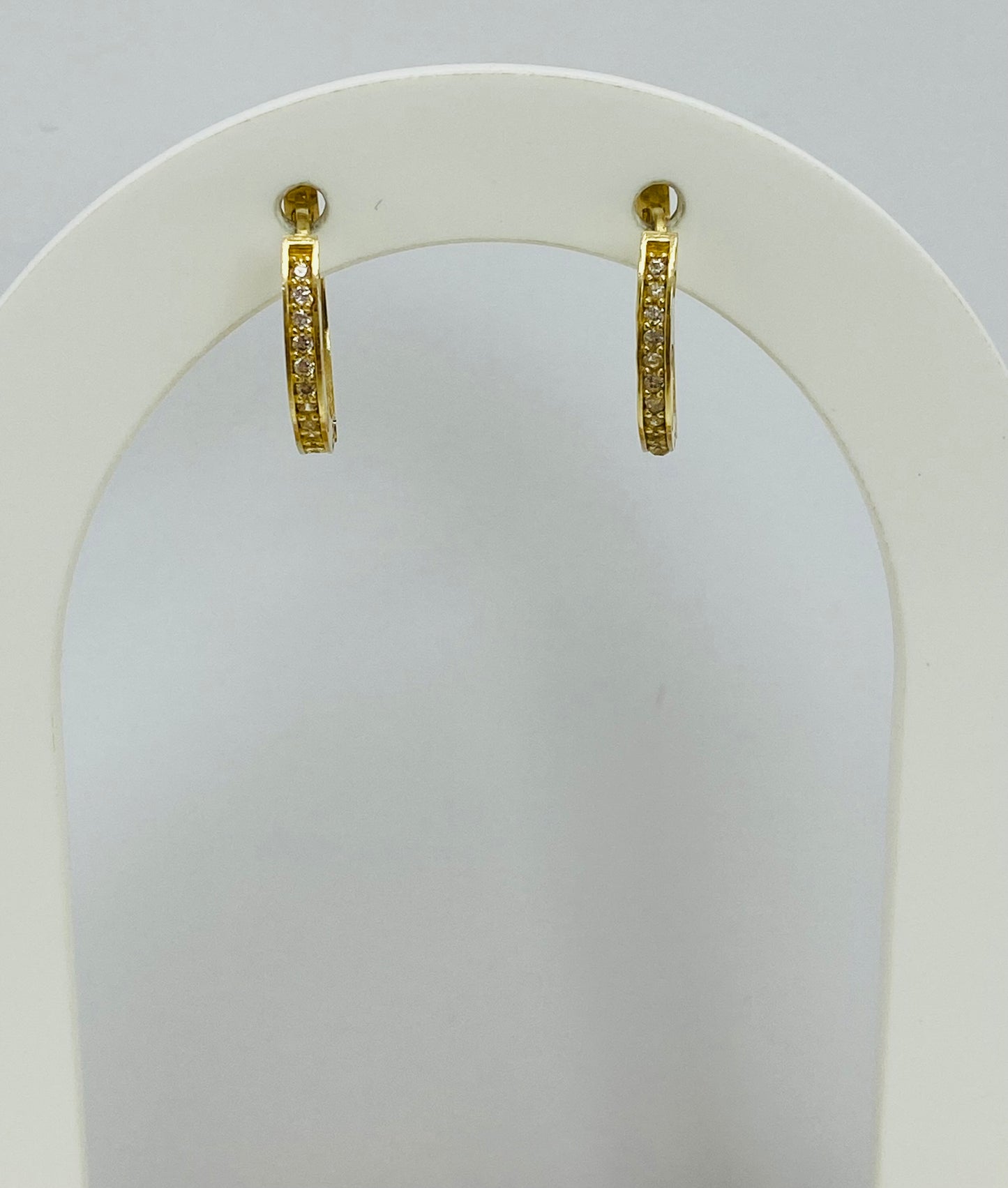 Argollas pequeñas con piedra