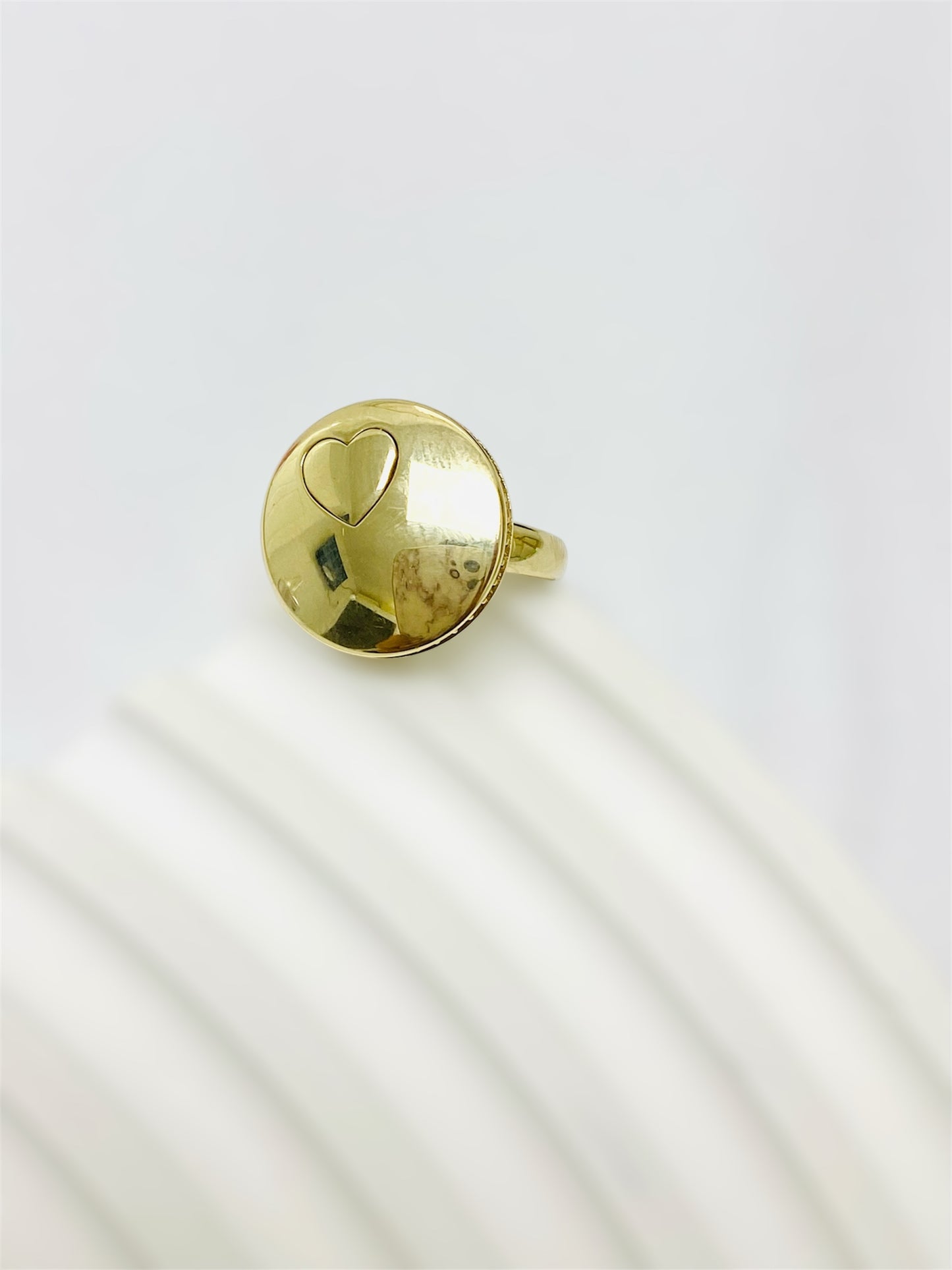 Anillo lizo de corazon 10K
