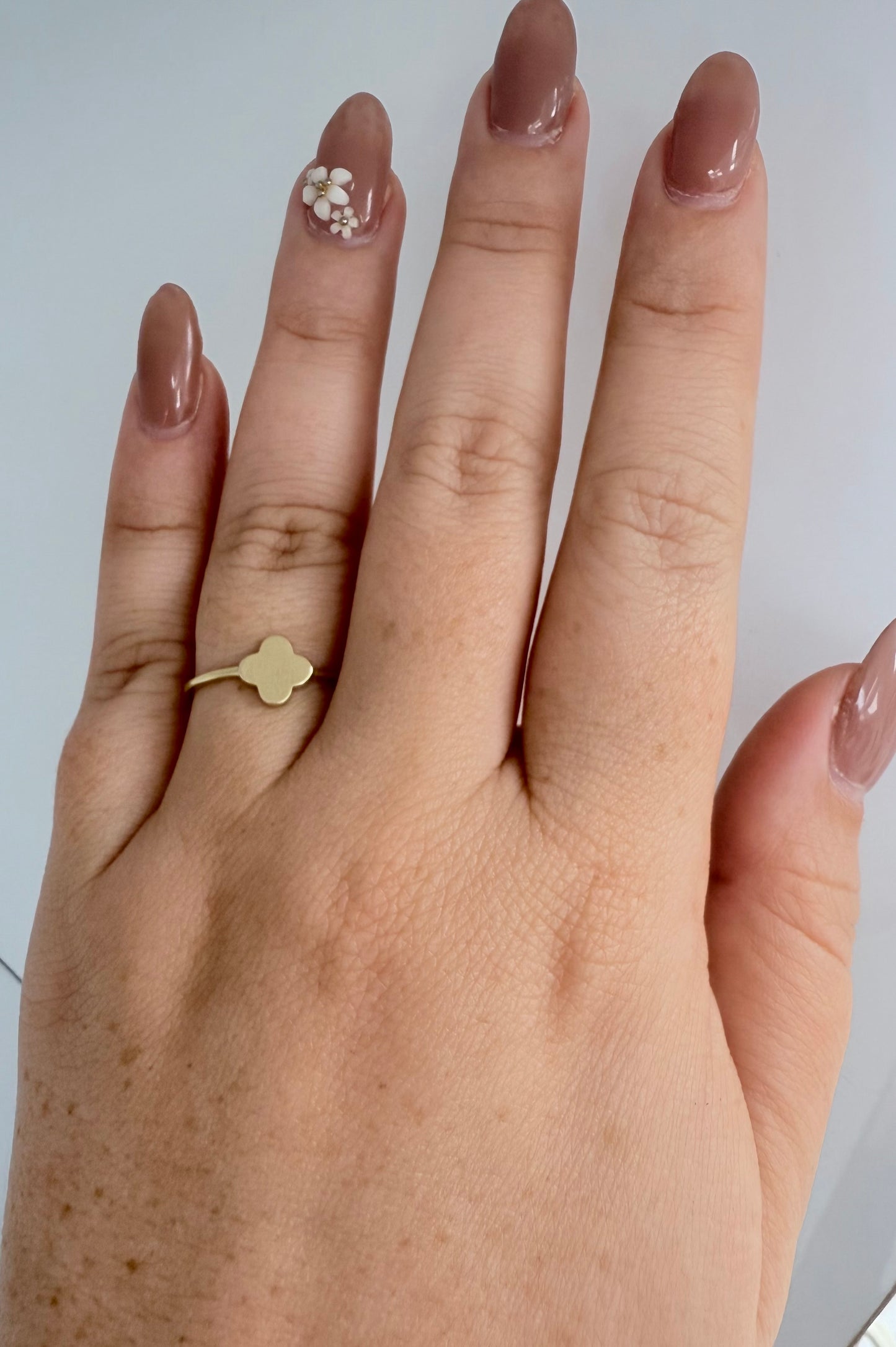 Anillo fino de flor 10k