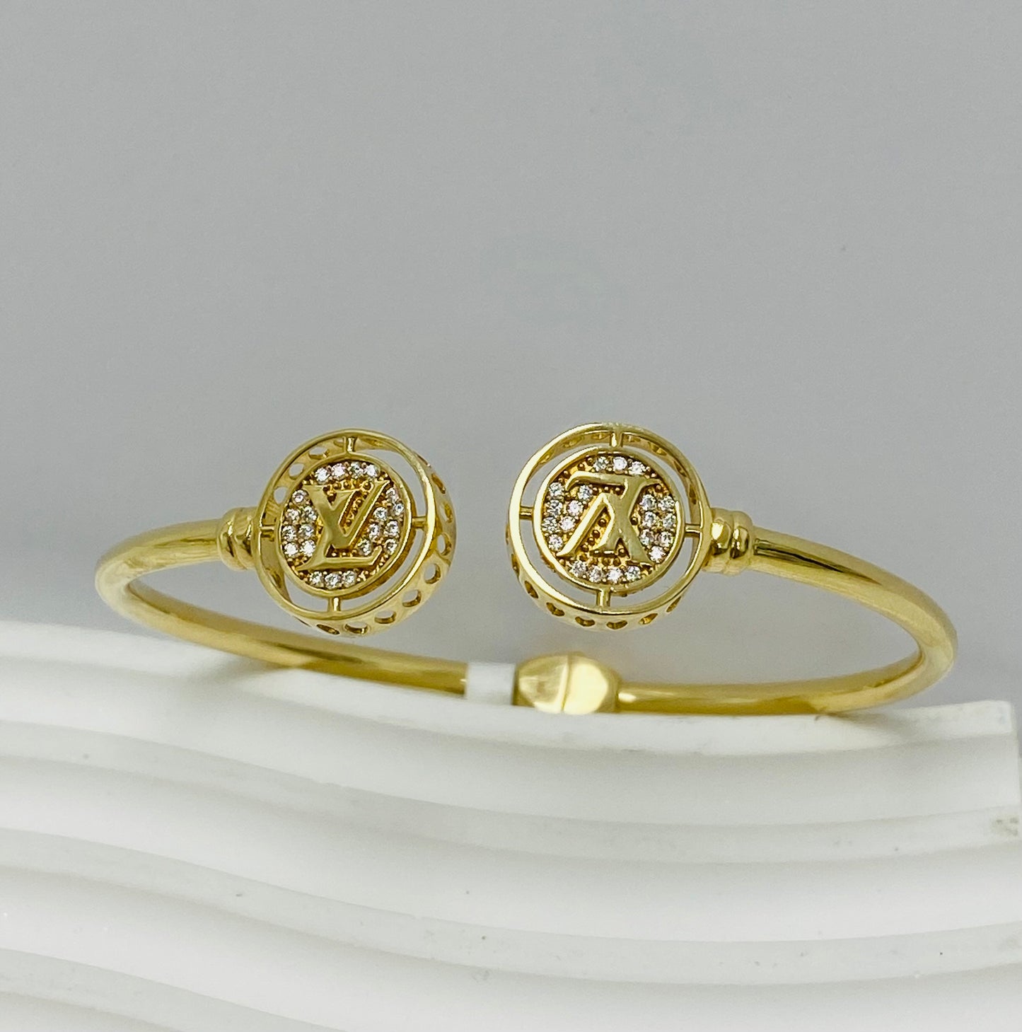 Pulsera LV rígida