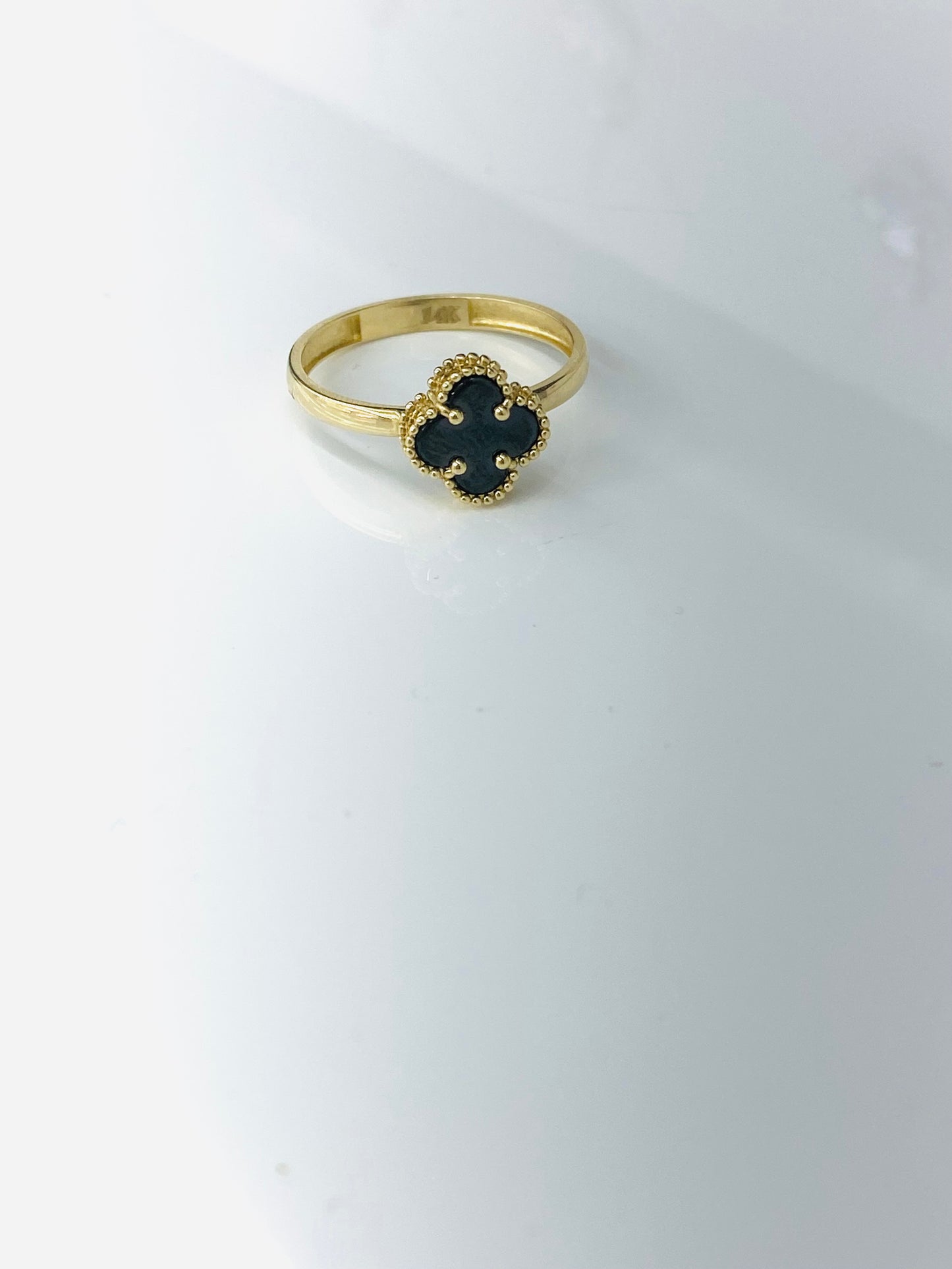 Anillo clover oscuro 14K