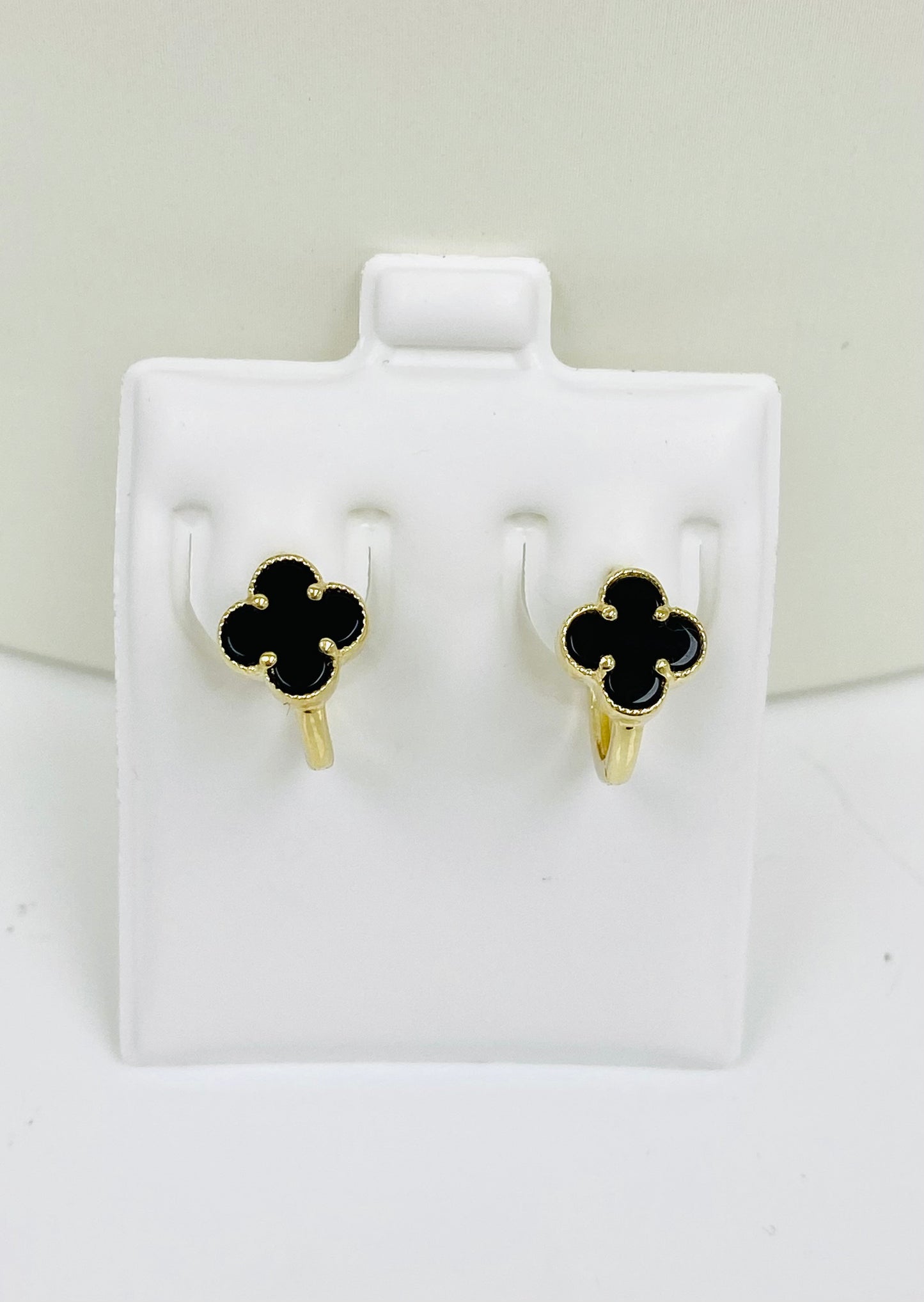 Argollas de clover oscuro