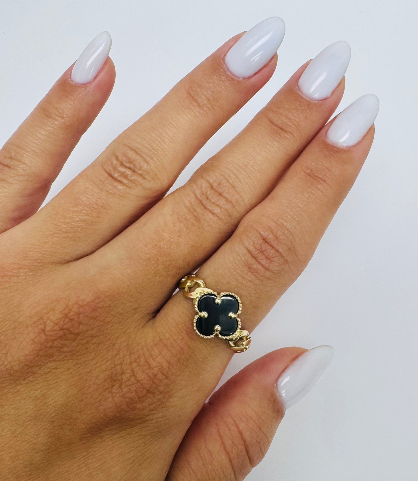 Anillo clover oscuro
