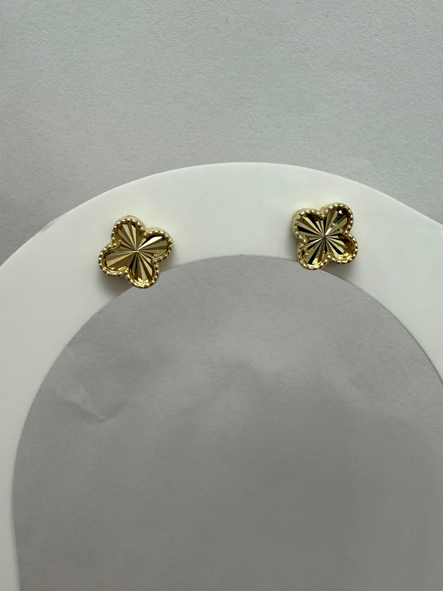 Aretes de clover dorado 10K
