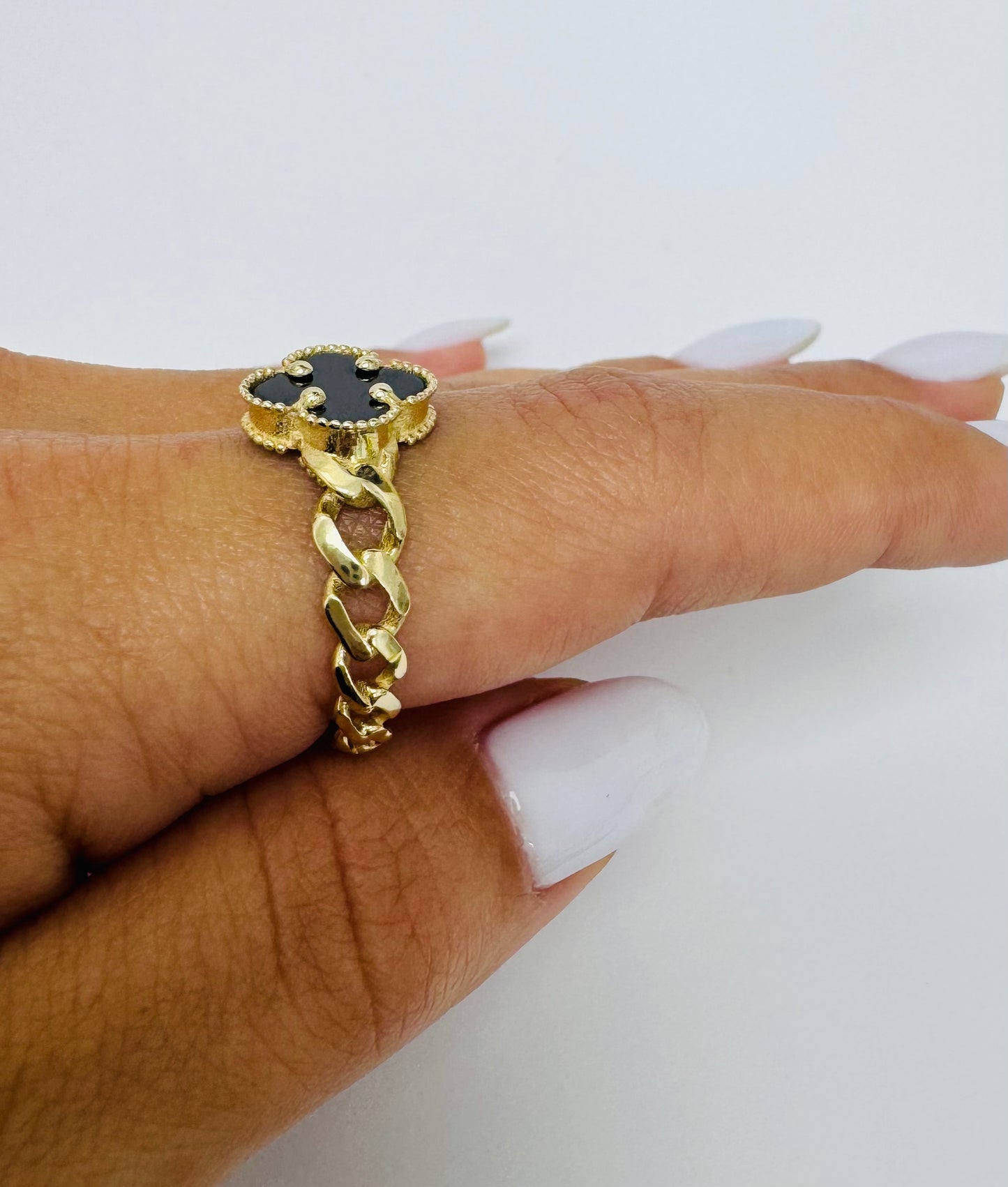 Anillo clover oscuro