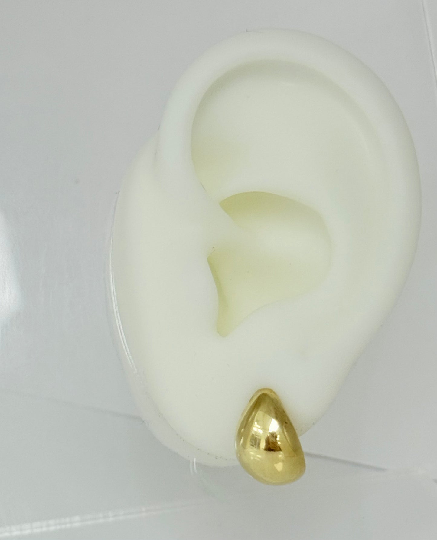 Aretes de gota con cierre huggie 10k