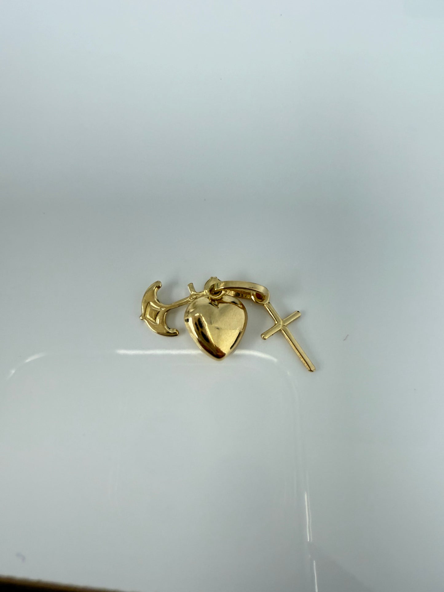 Dije de 3 en uno corazon,ancla,cruz 14k