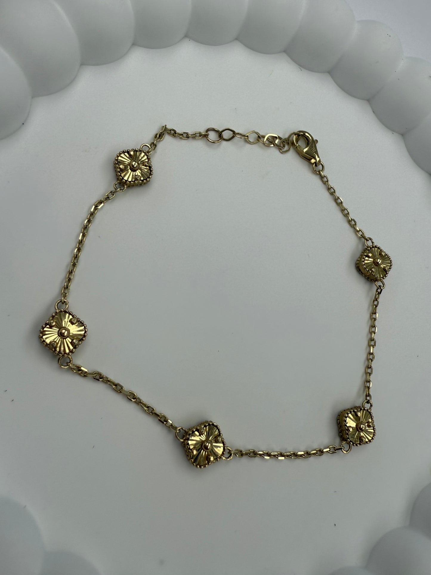 Pulsera de flores negra y dorada 10K