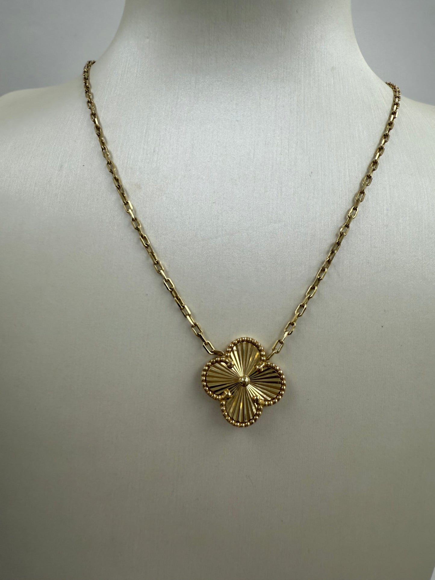 Cadena de un clover dorado grande 14k