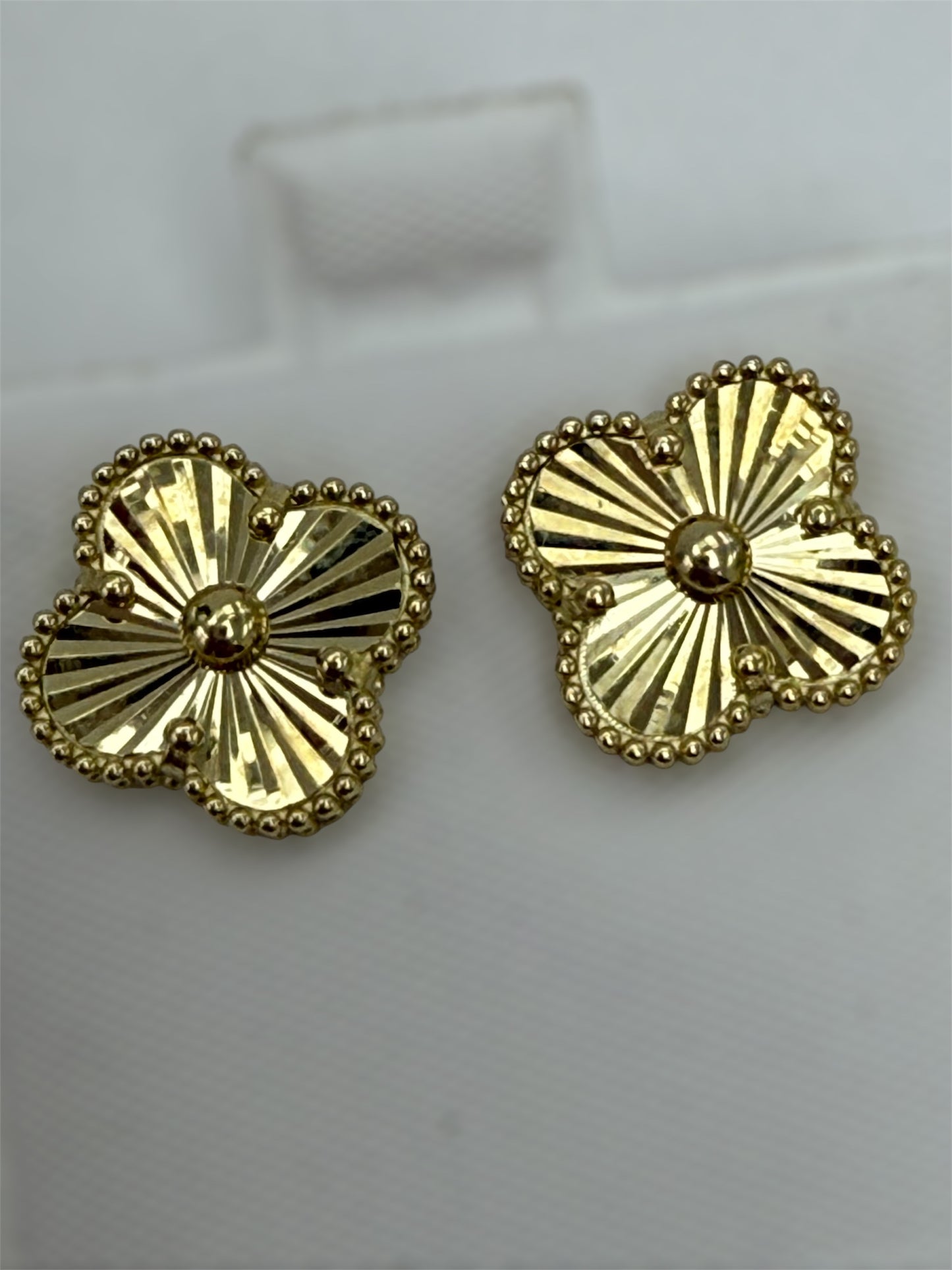 Aretes de clover dorado 10K