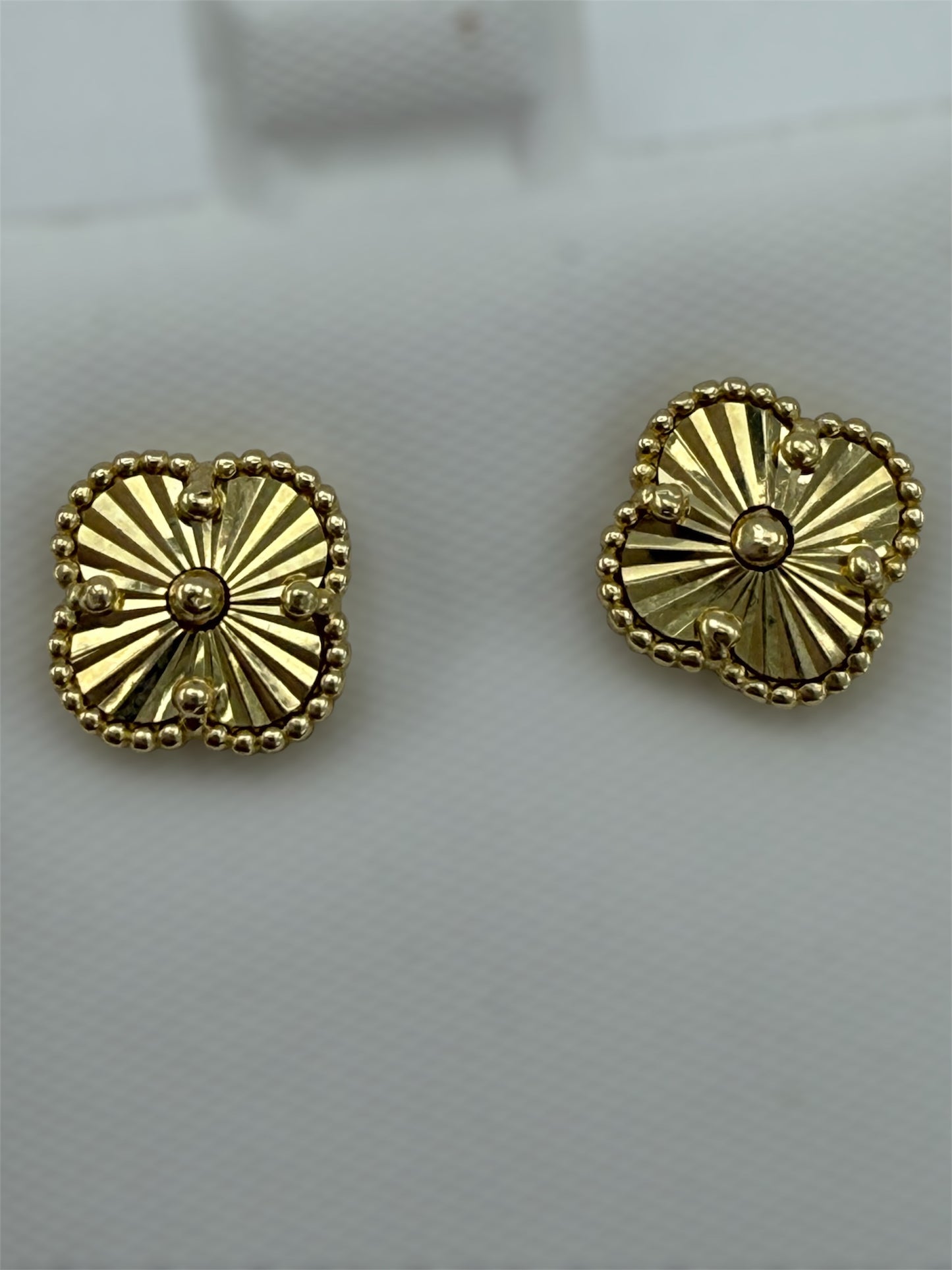 Aretes de clover dorado 10K