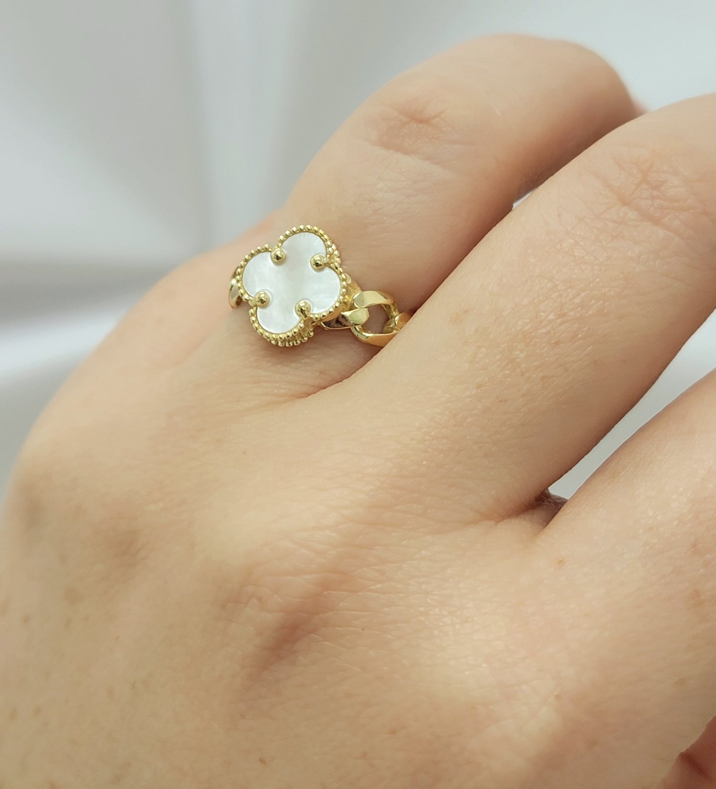 Anillo clover blanco con cadenita