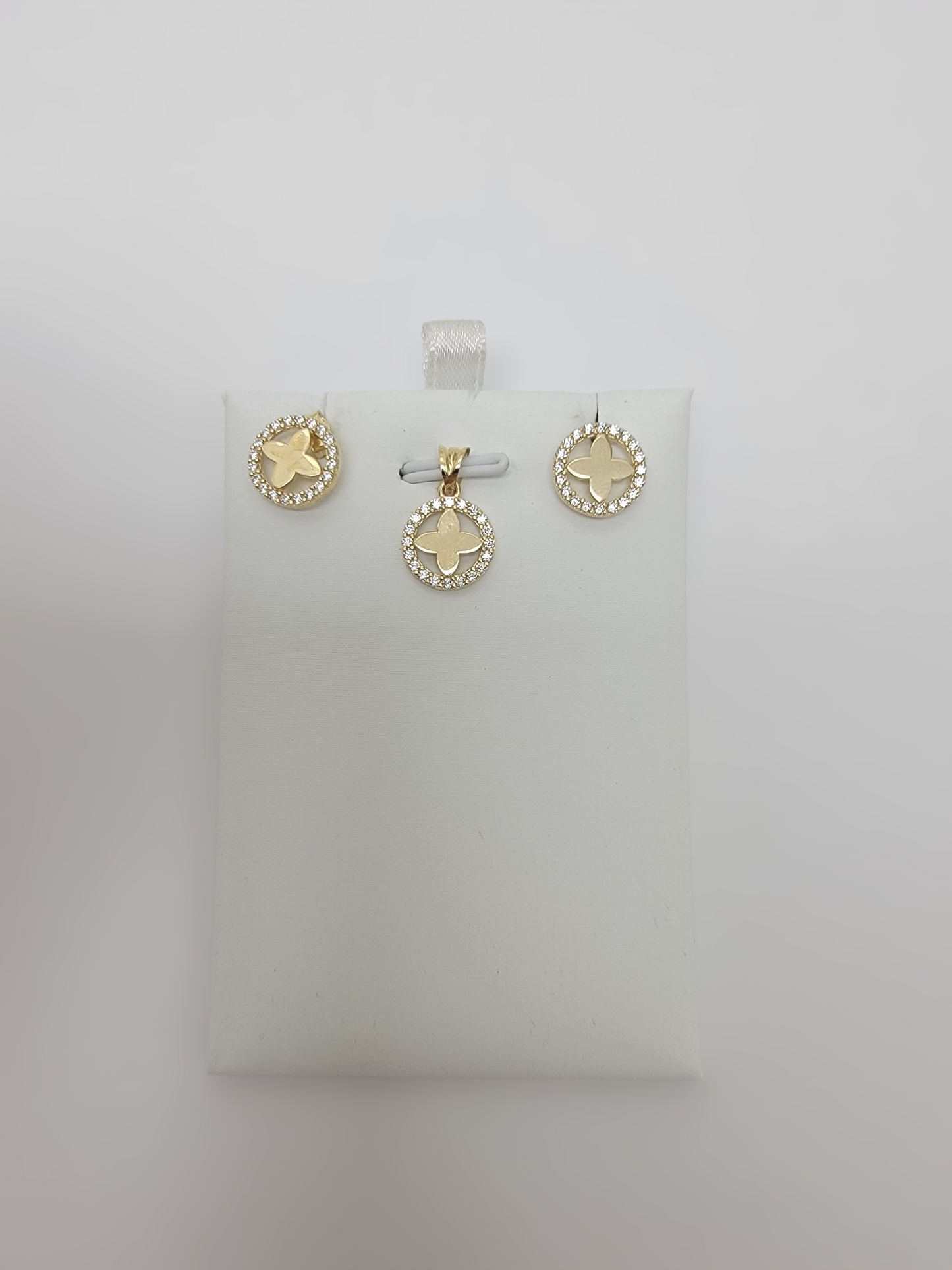Aretes y dijes de 14K
