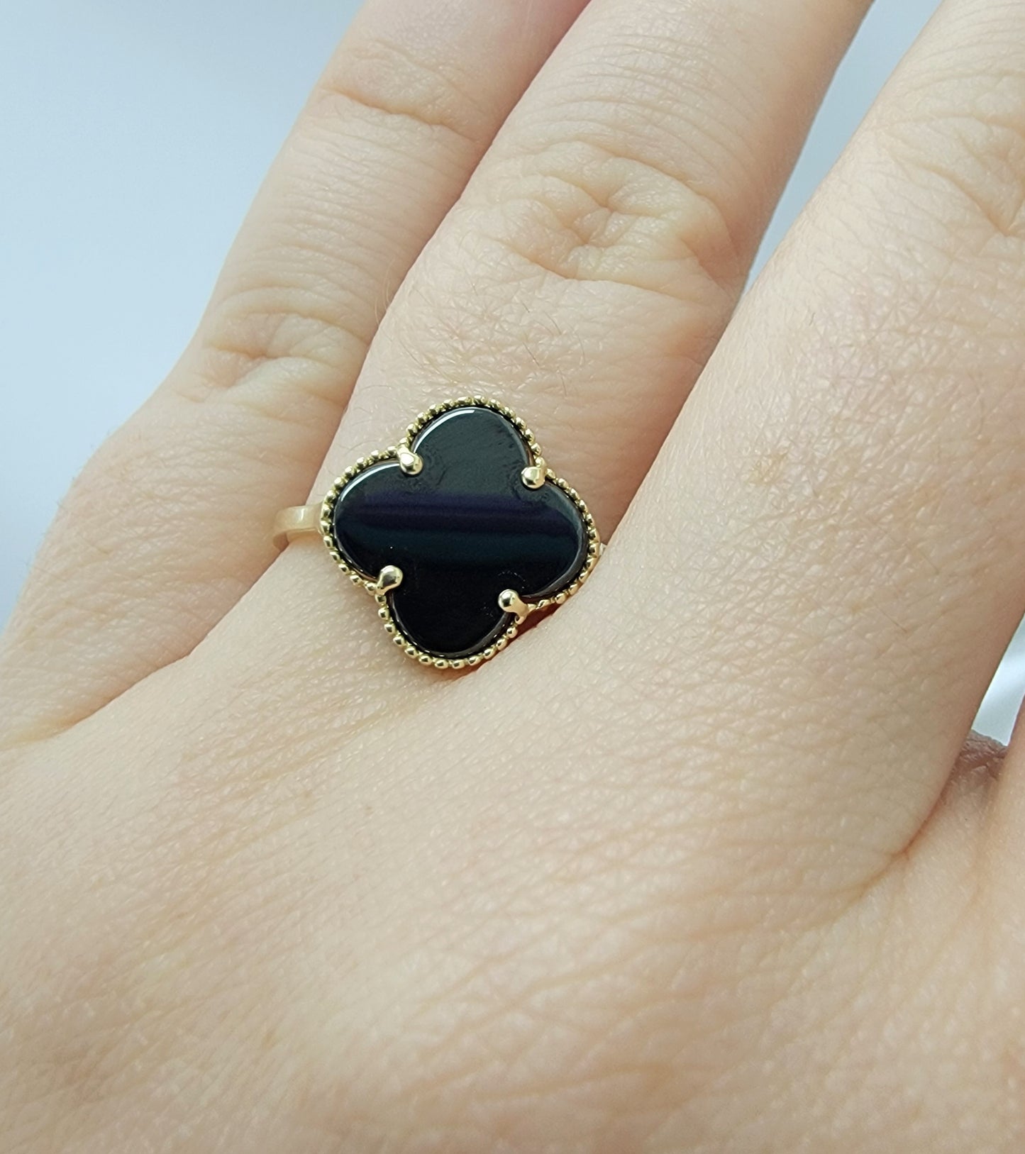 Anillo clover oscuro