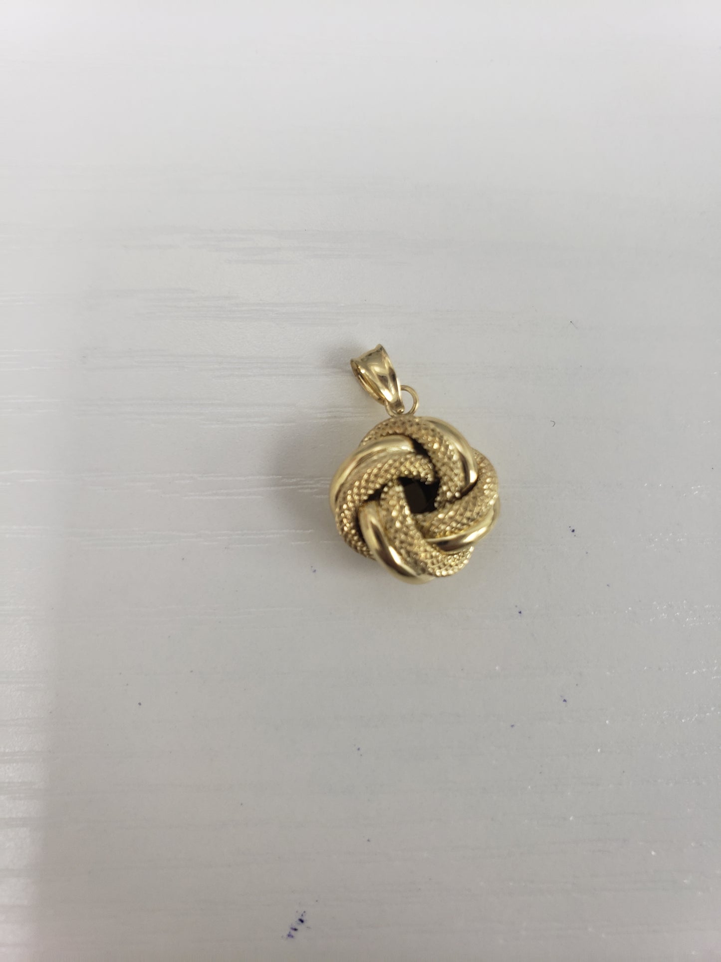 Dije de nudo grande 14k
