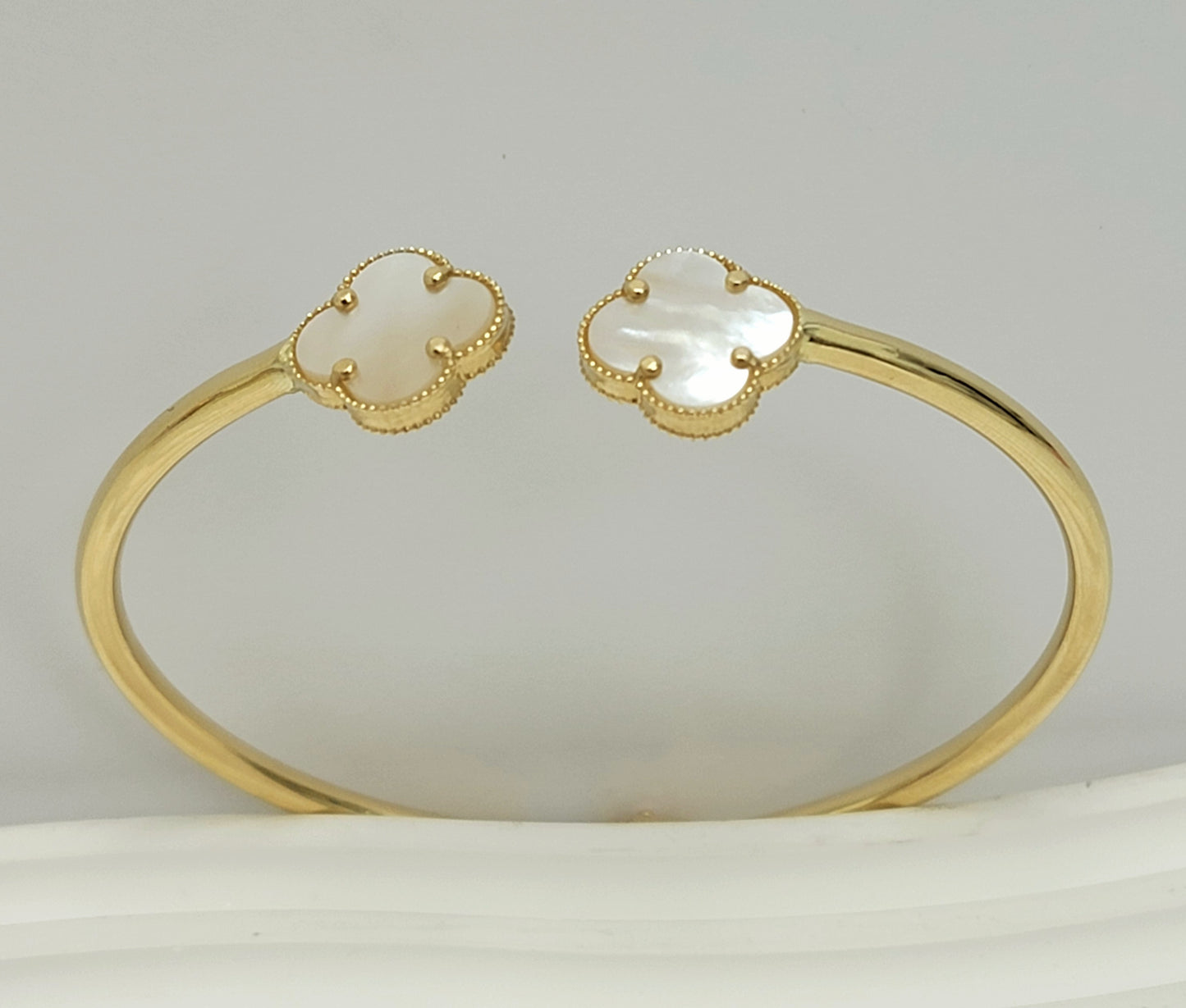Pulsera rígida con clover blanca