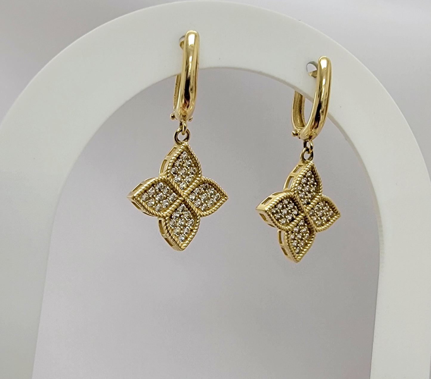 Argollas con flor colgante