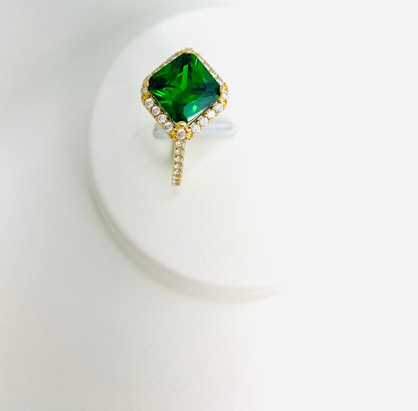 Anillo de piedra verde 14K