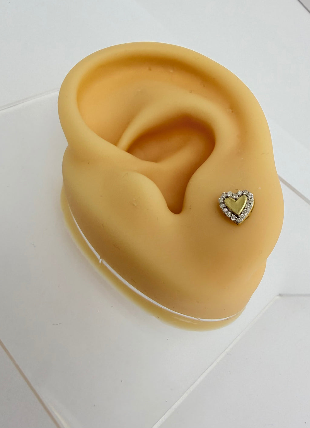 Aretes de corazón con diamantes 14k