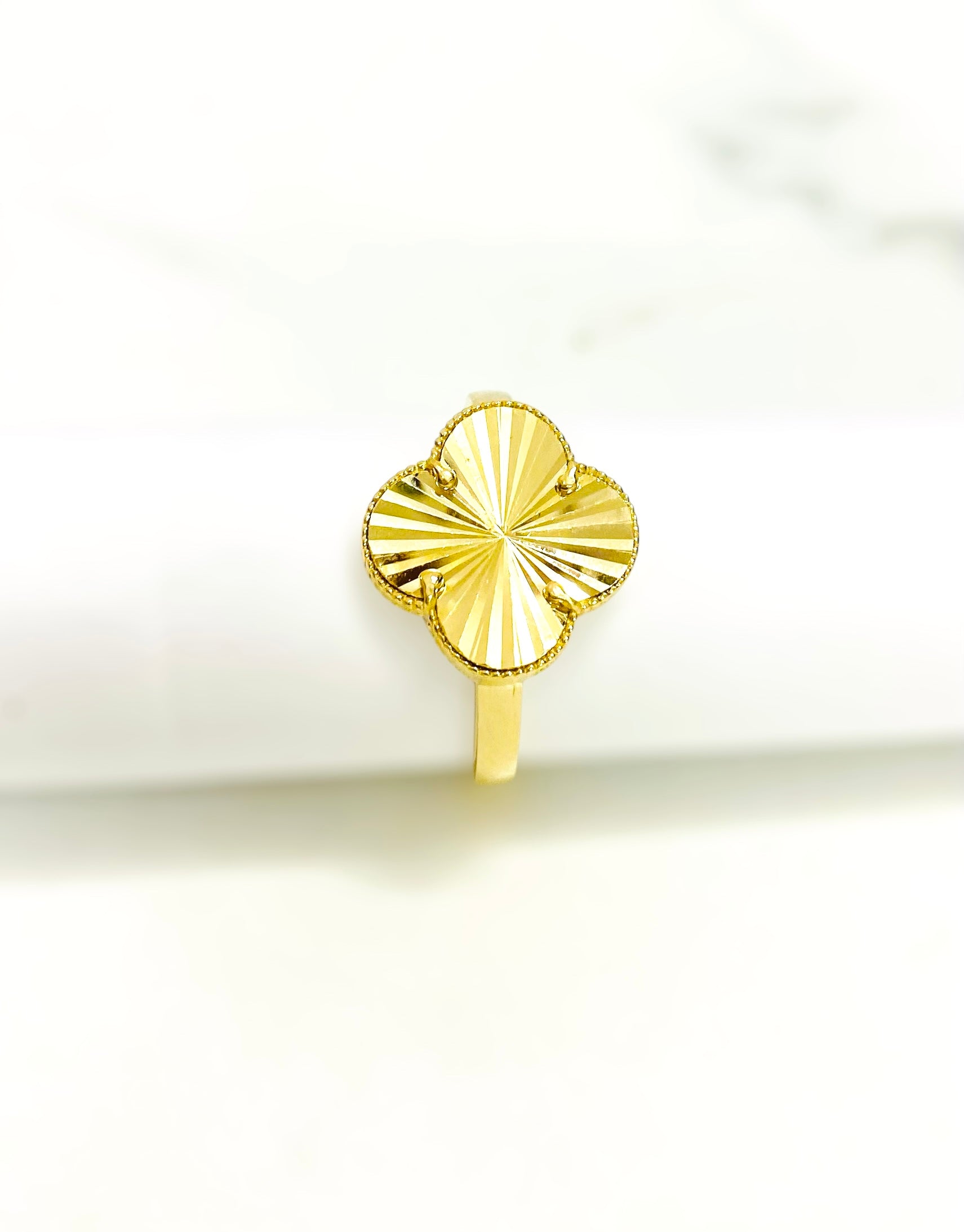 Anillo clover dorado