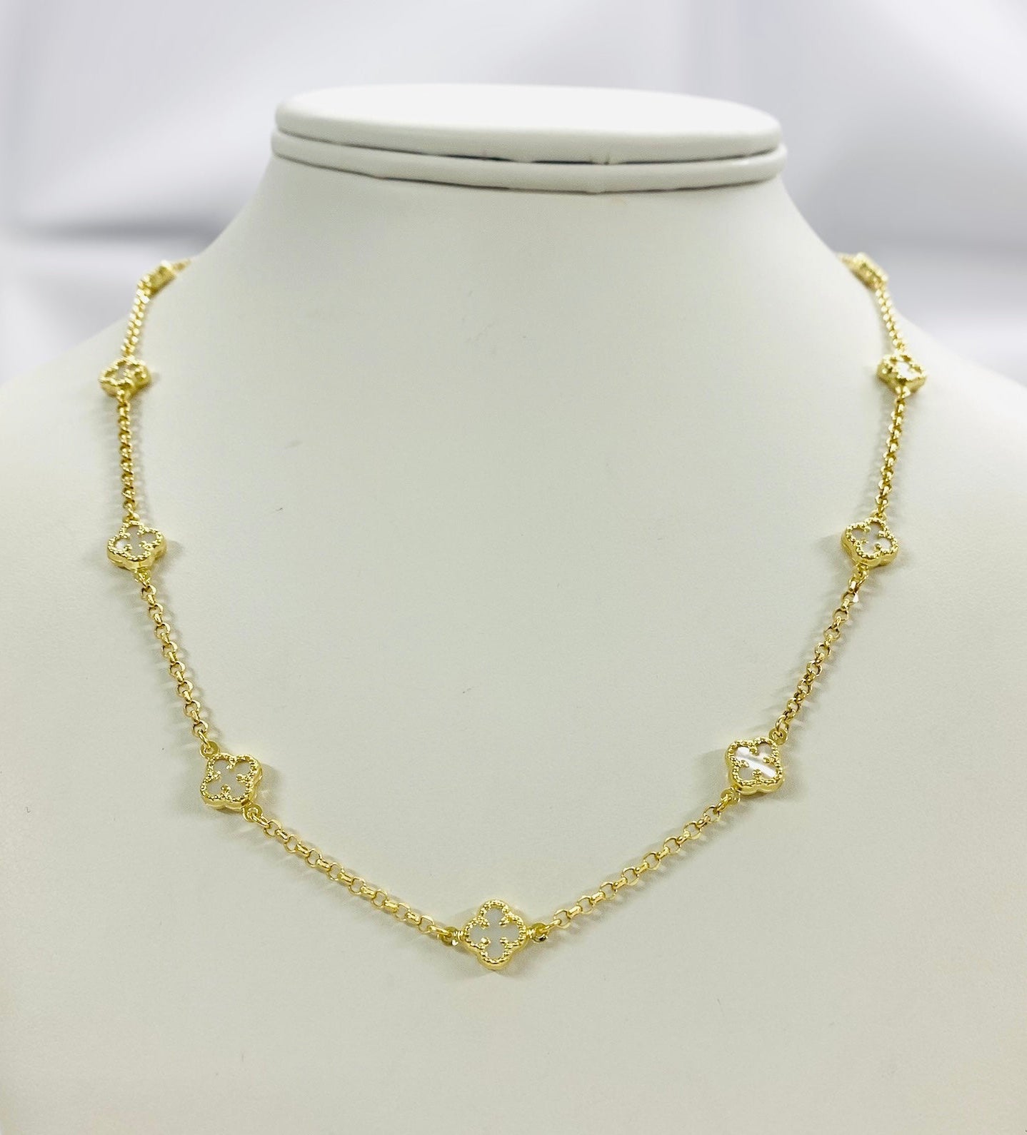 Cadena de flores blancas