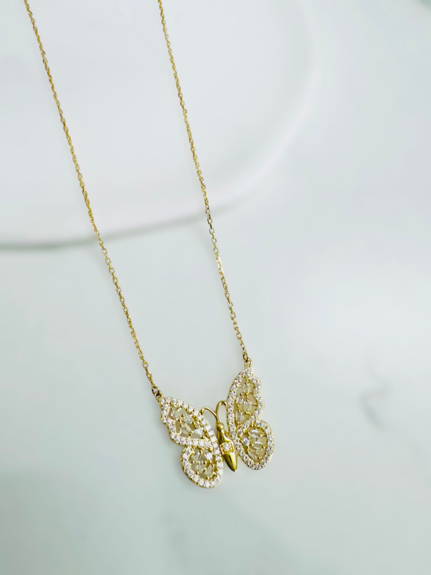 Cadena con dije mariposa 14k