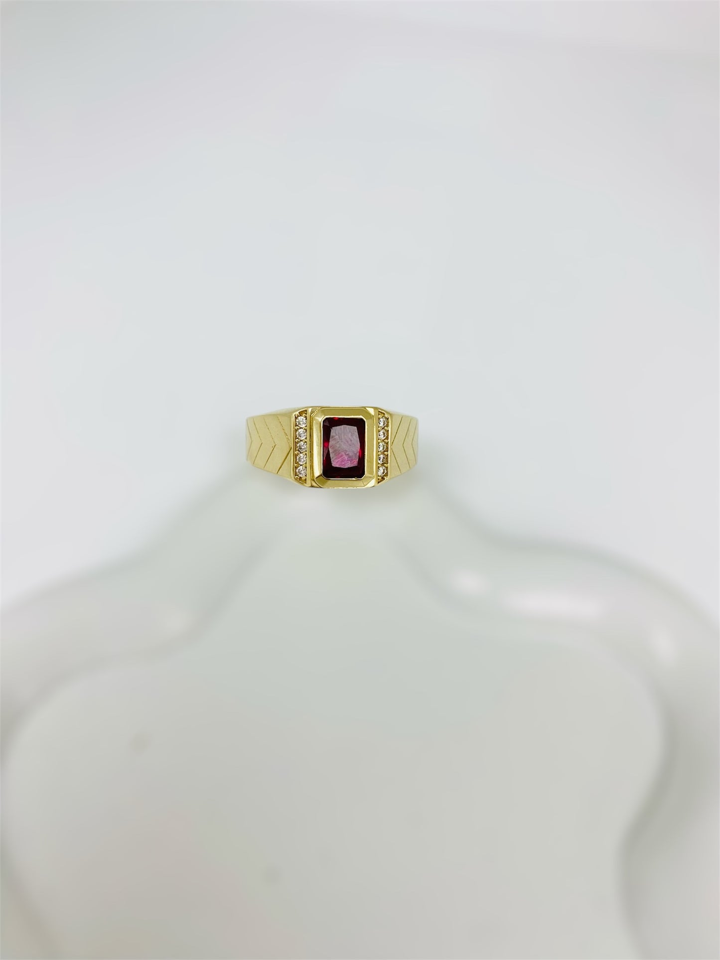 Anillo de piedra roja 10K