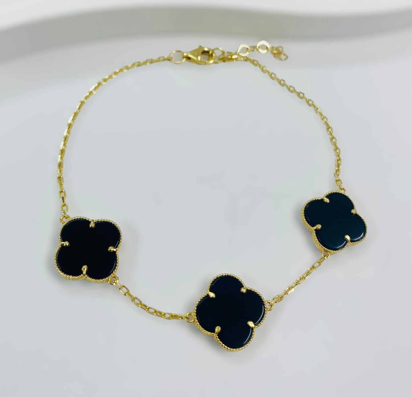 Pulsera tres flores oscuras 14k