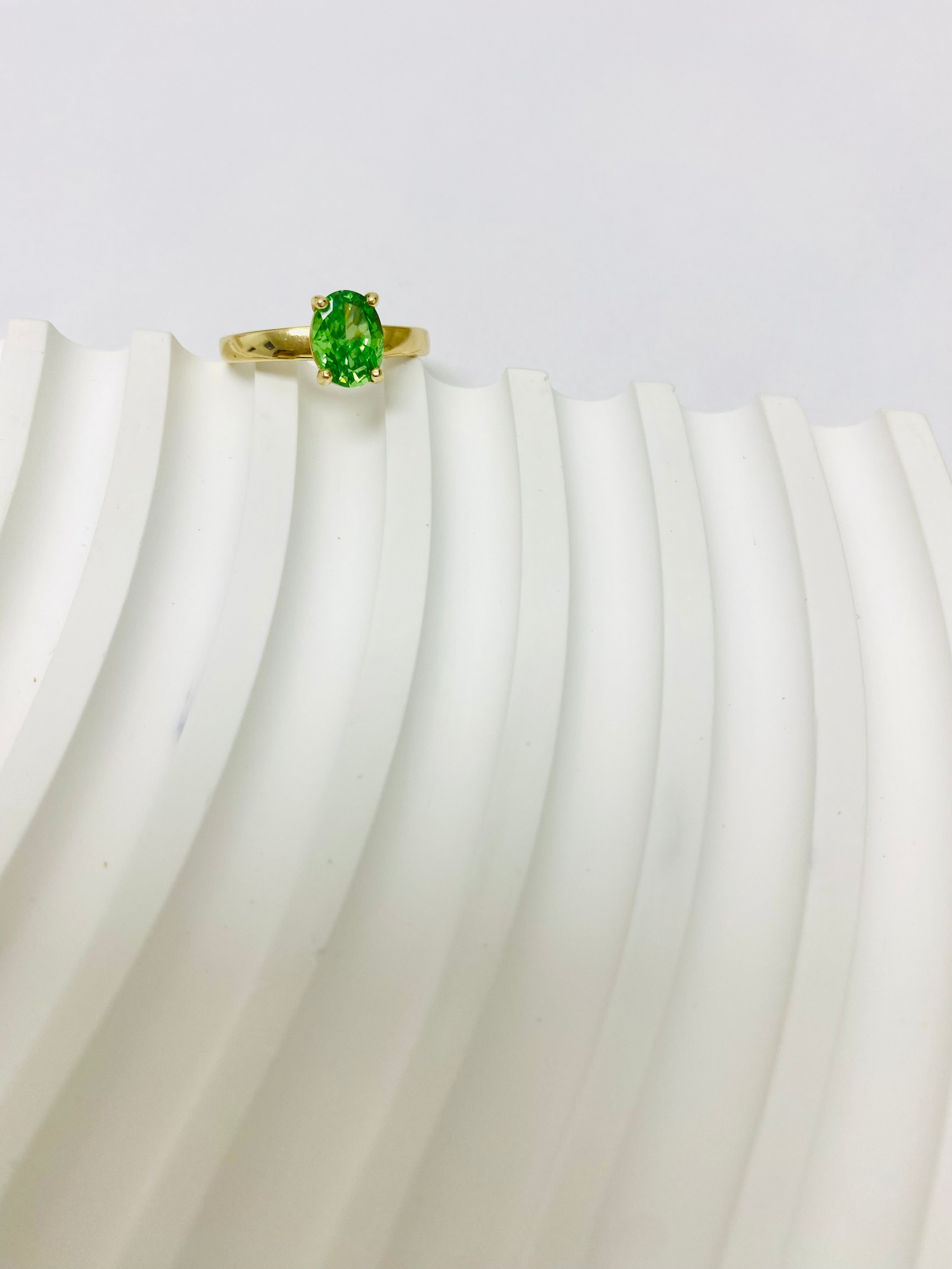 Anillo de piedra verde 14K