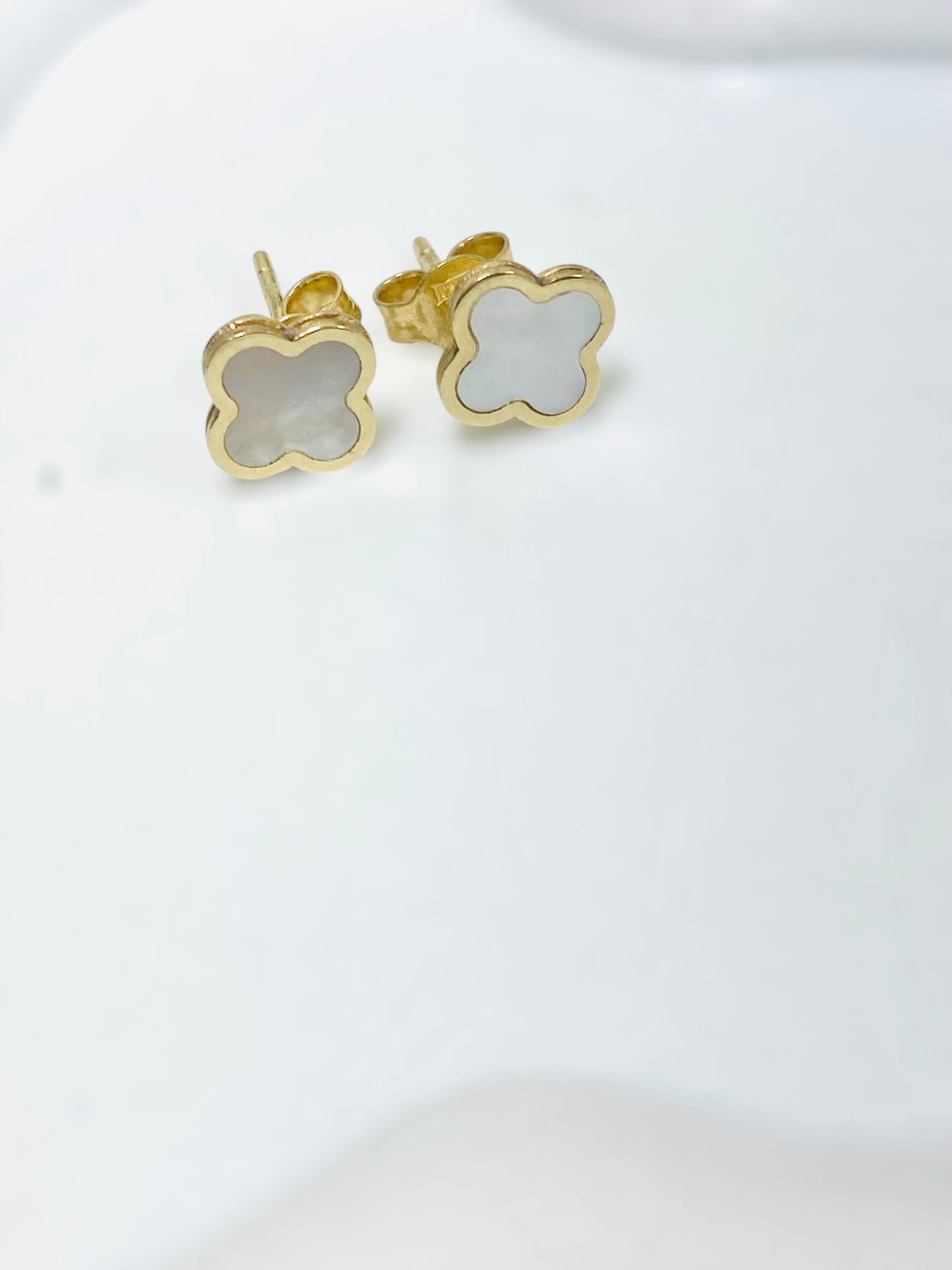 Aretes clover blancos 14K