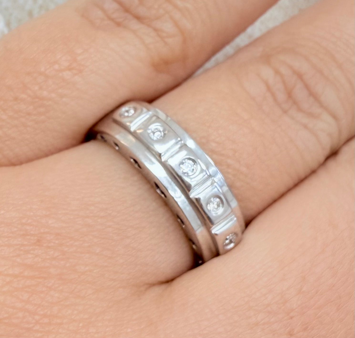 Alianza de matrimonio oro blanco diamantes naturales 18k
