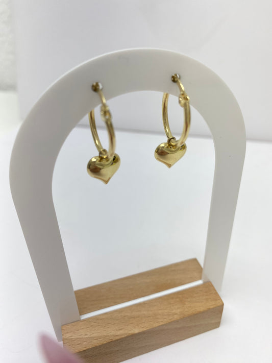Argollas con corazones colgantes