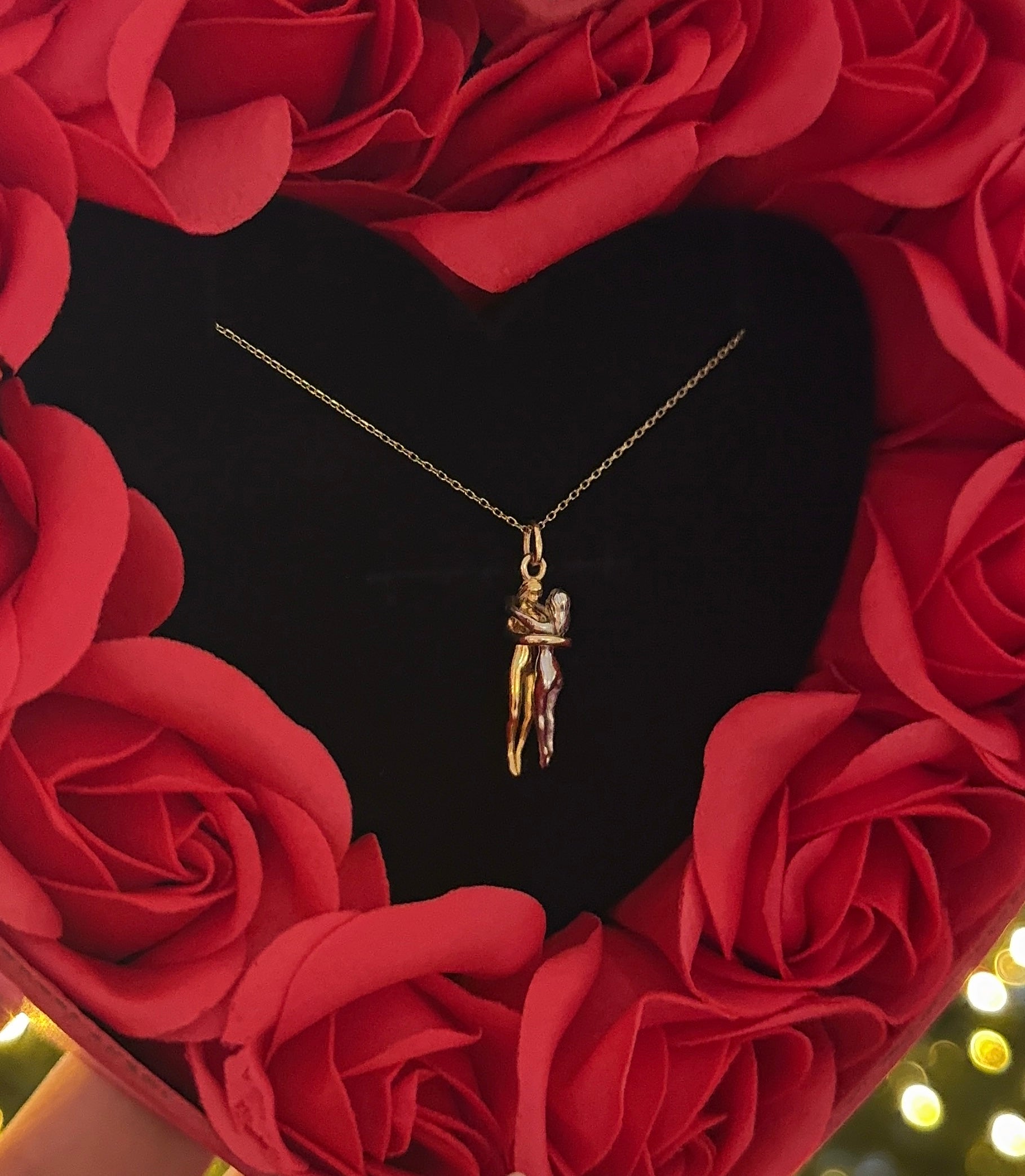 Cadena con dije Abrazo infinito 10k