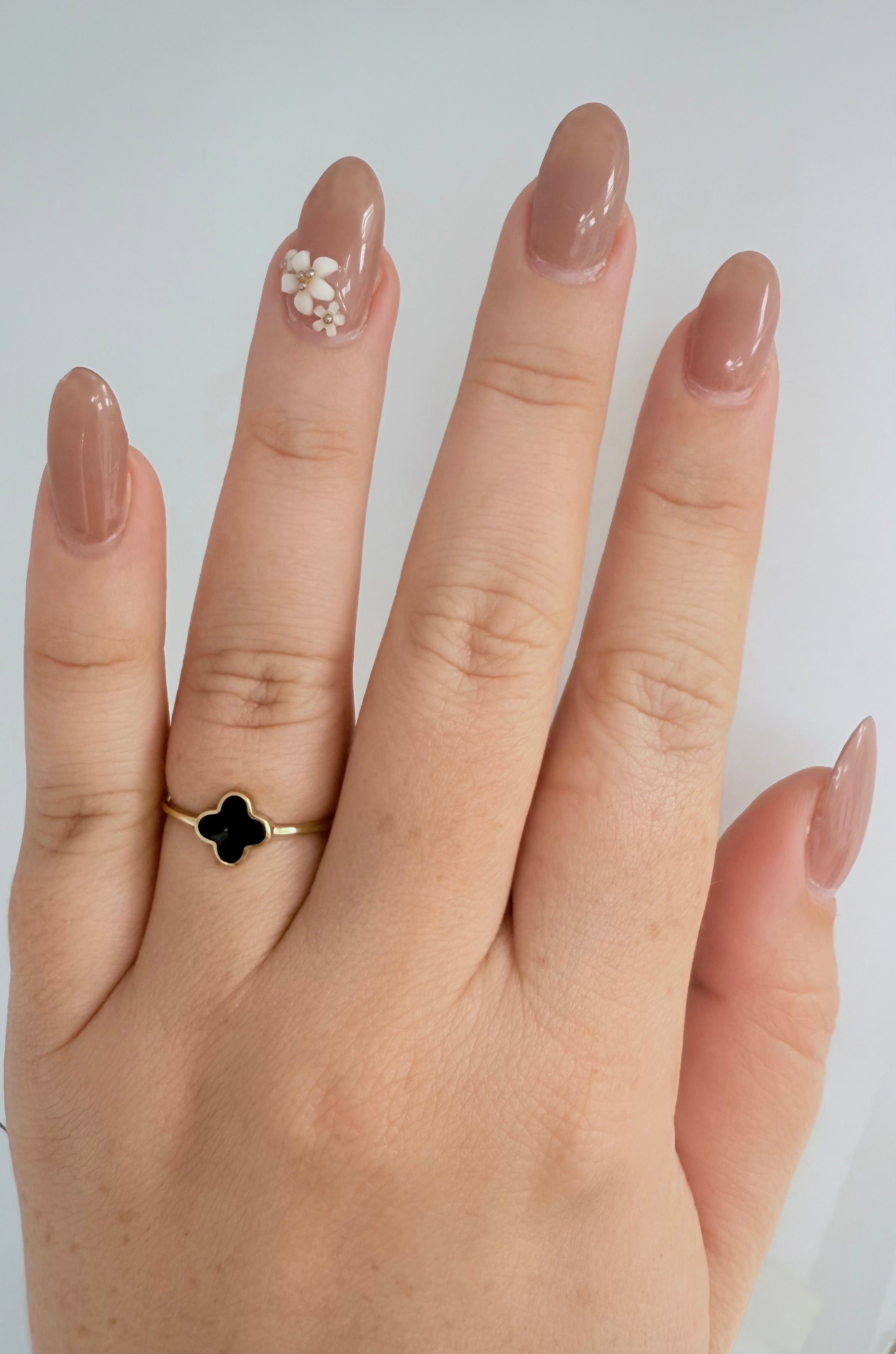 Anillo fino de flor oscura 10k