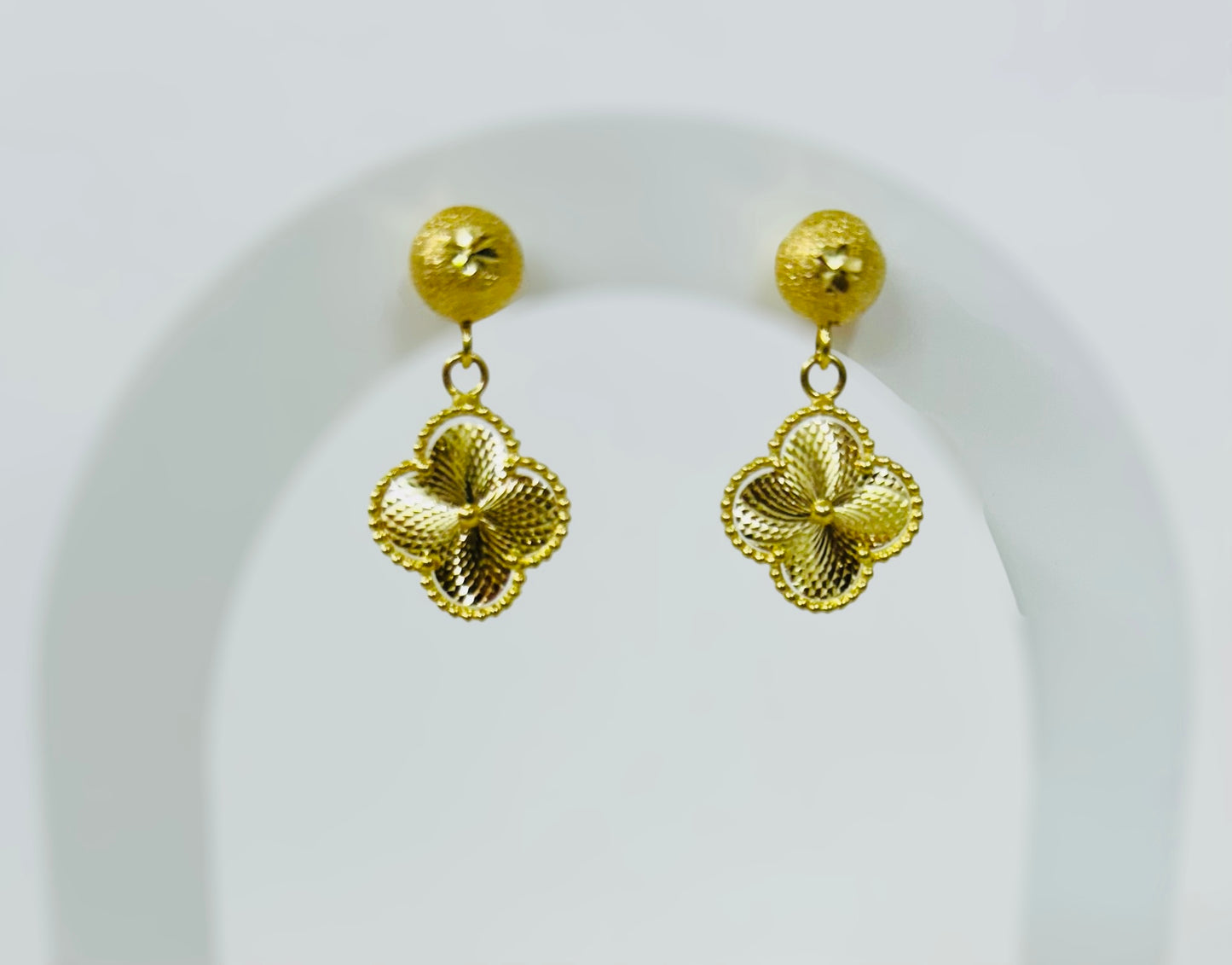 Aretes colgantes clover 14k