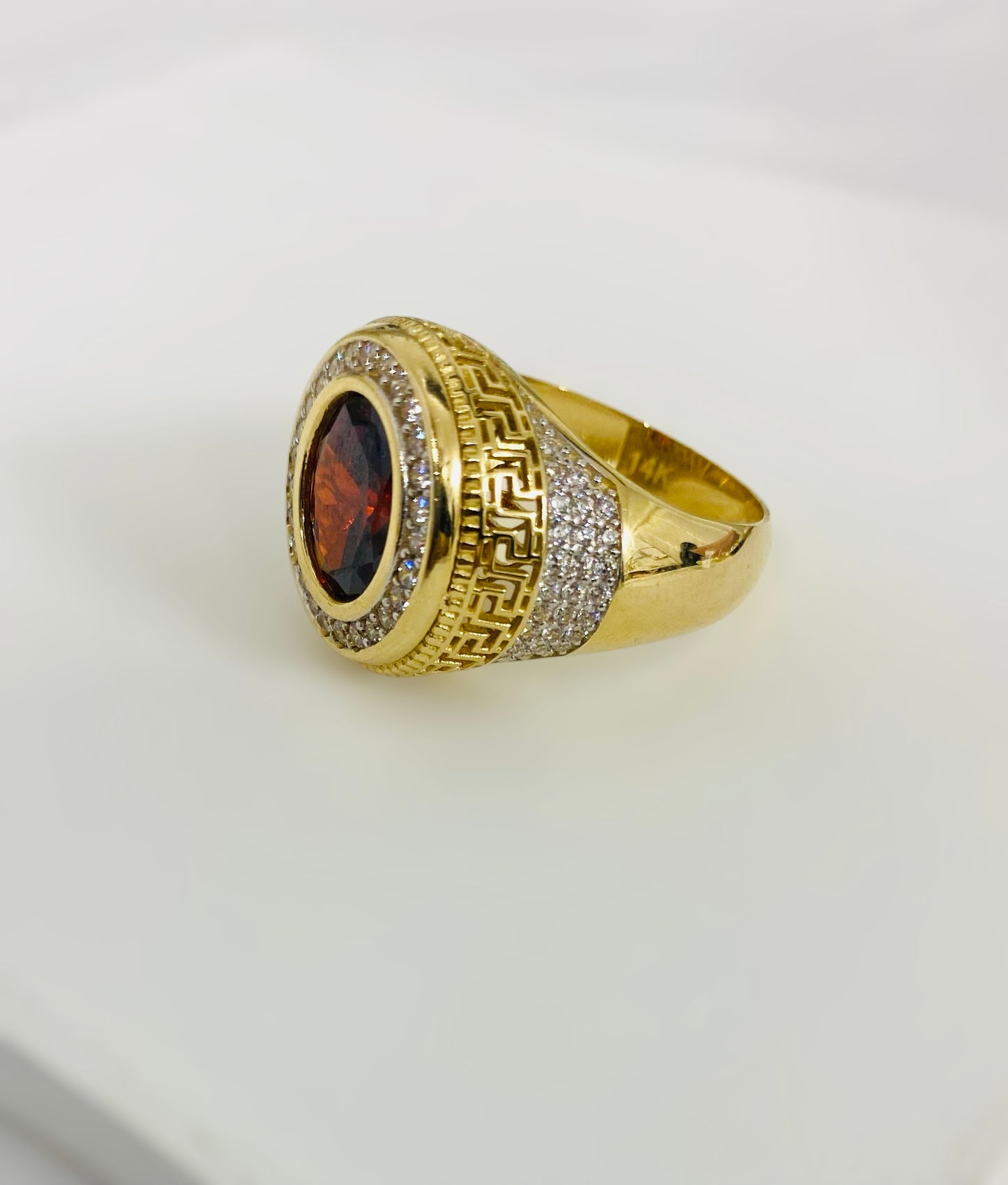 Anillo de piedra roja