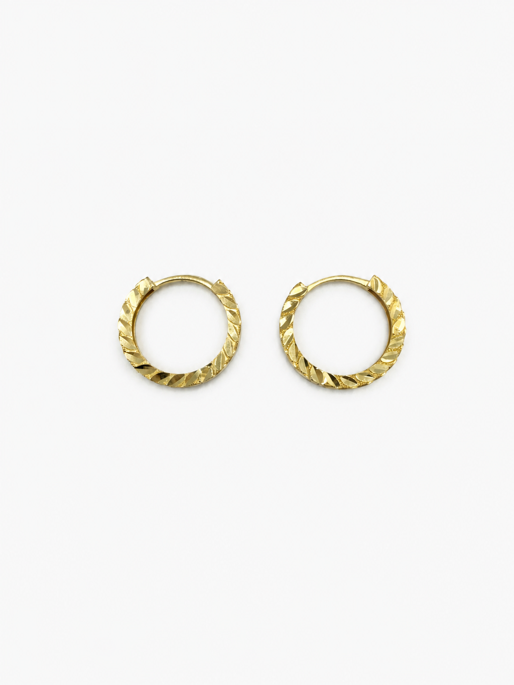 Argollas pequeñas con diseño 10k