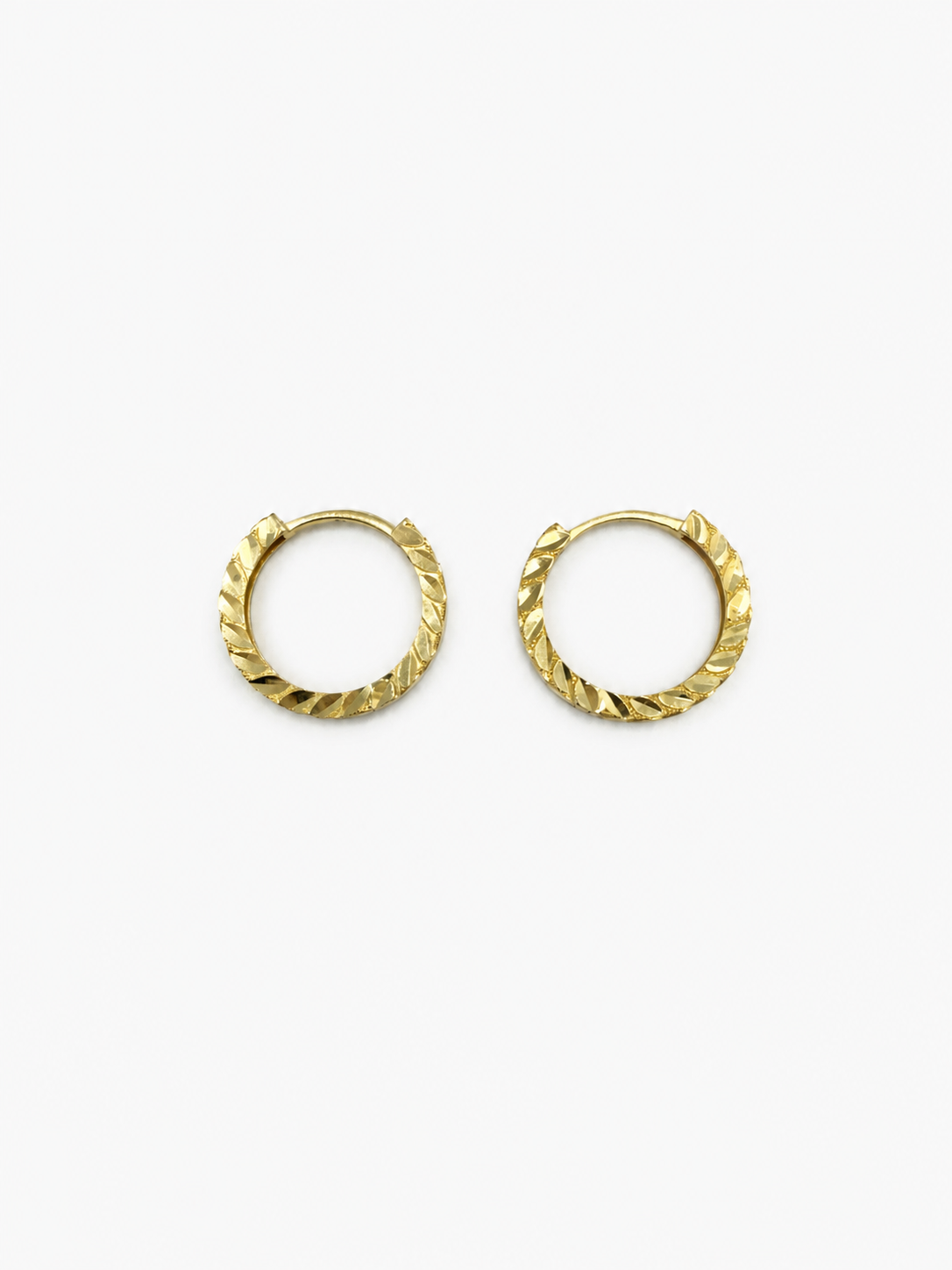 Argollas pequeñas con diseño 10k