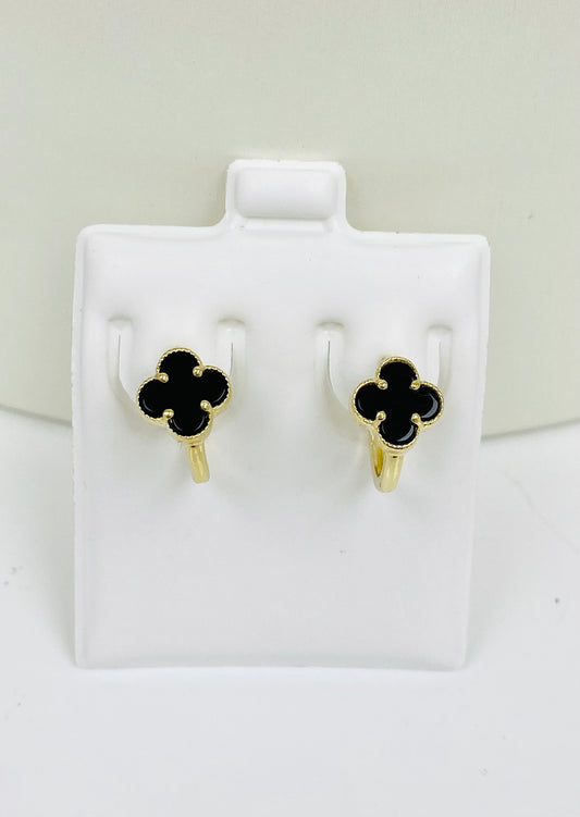 Argollas de clover oscuro