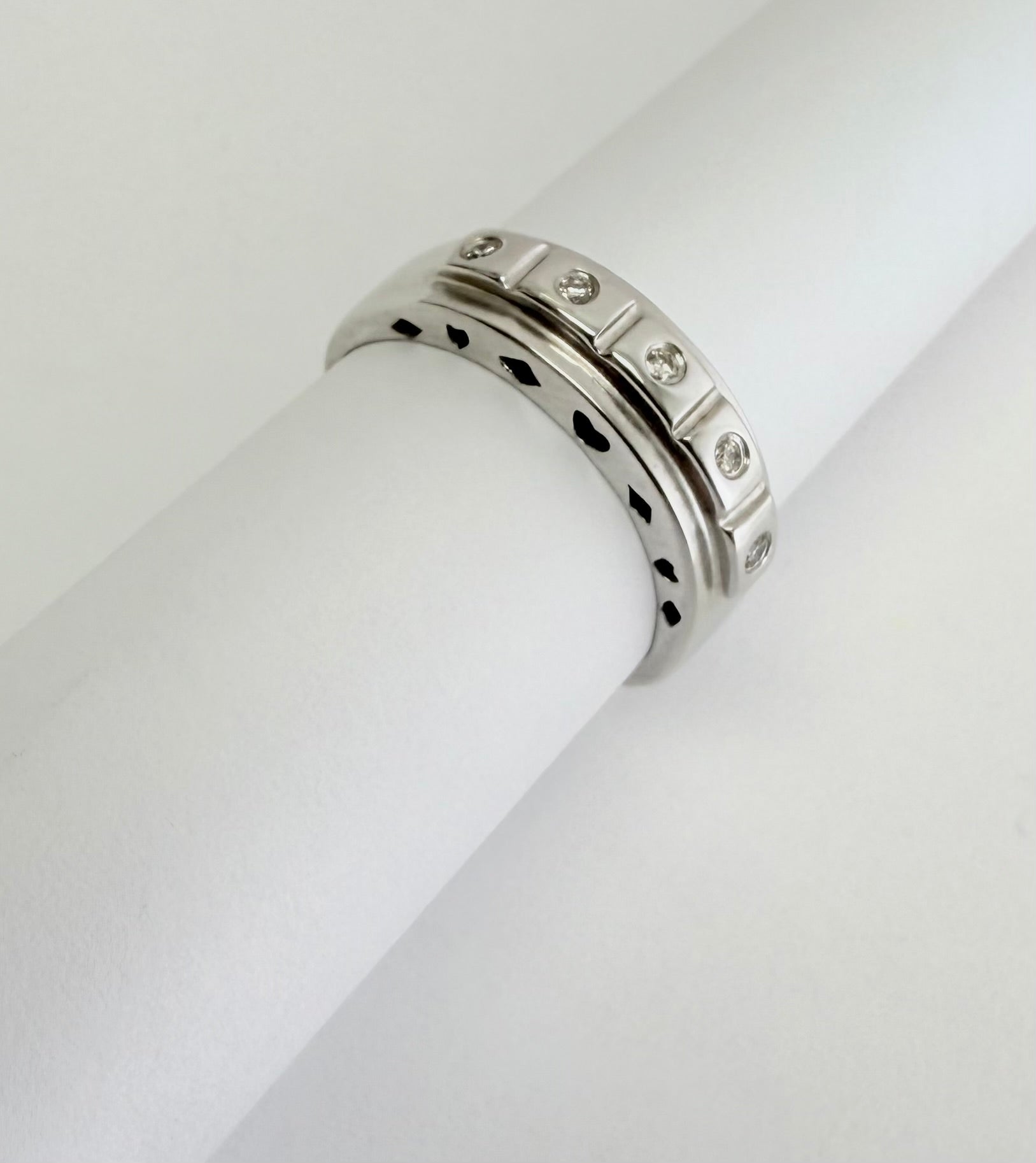 Alianza de matrimonio oro blanco diamantes naturales 18k