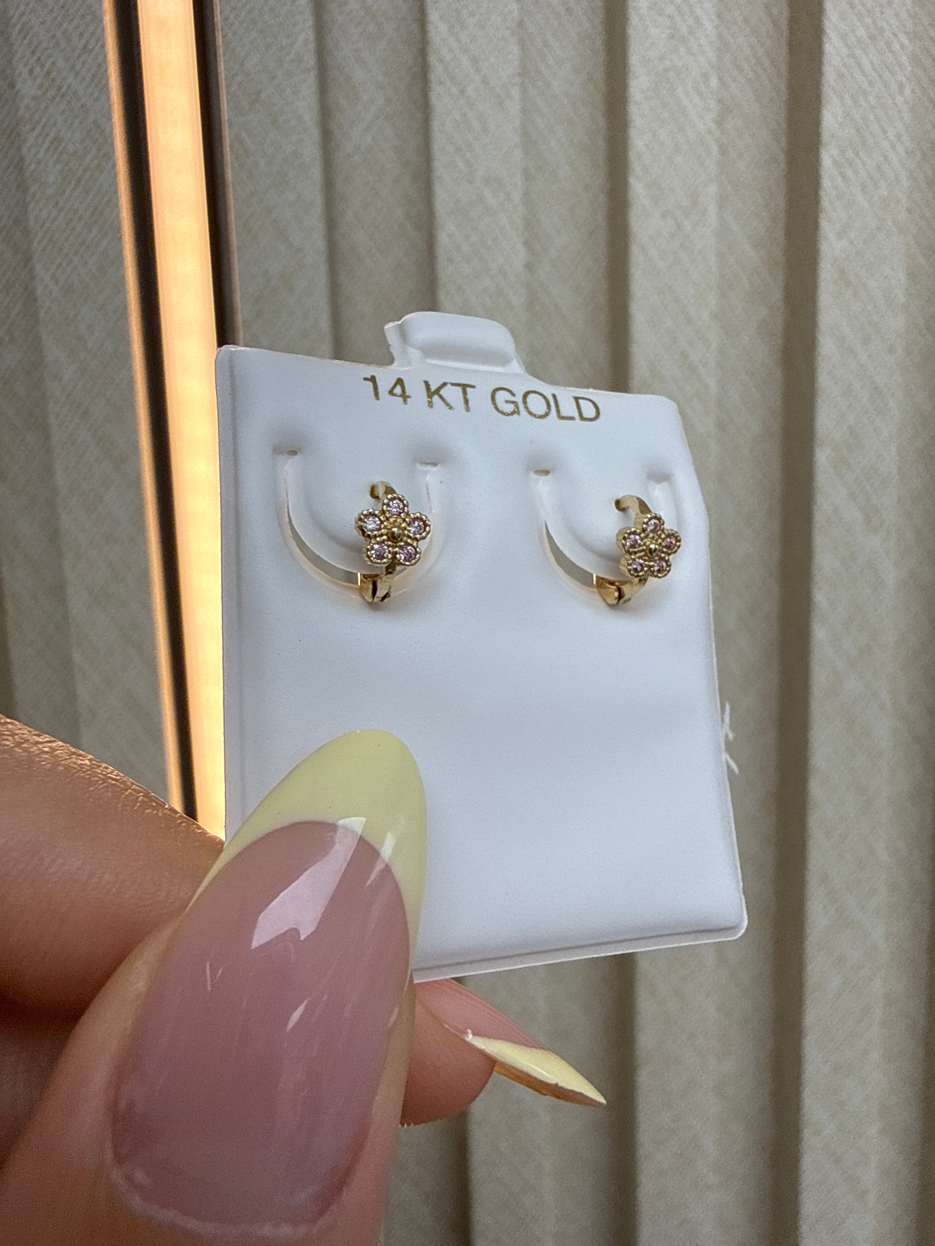 Aretes de flor 14K