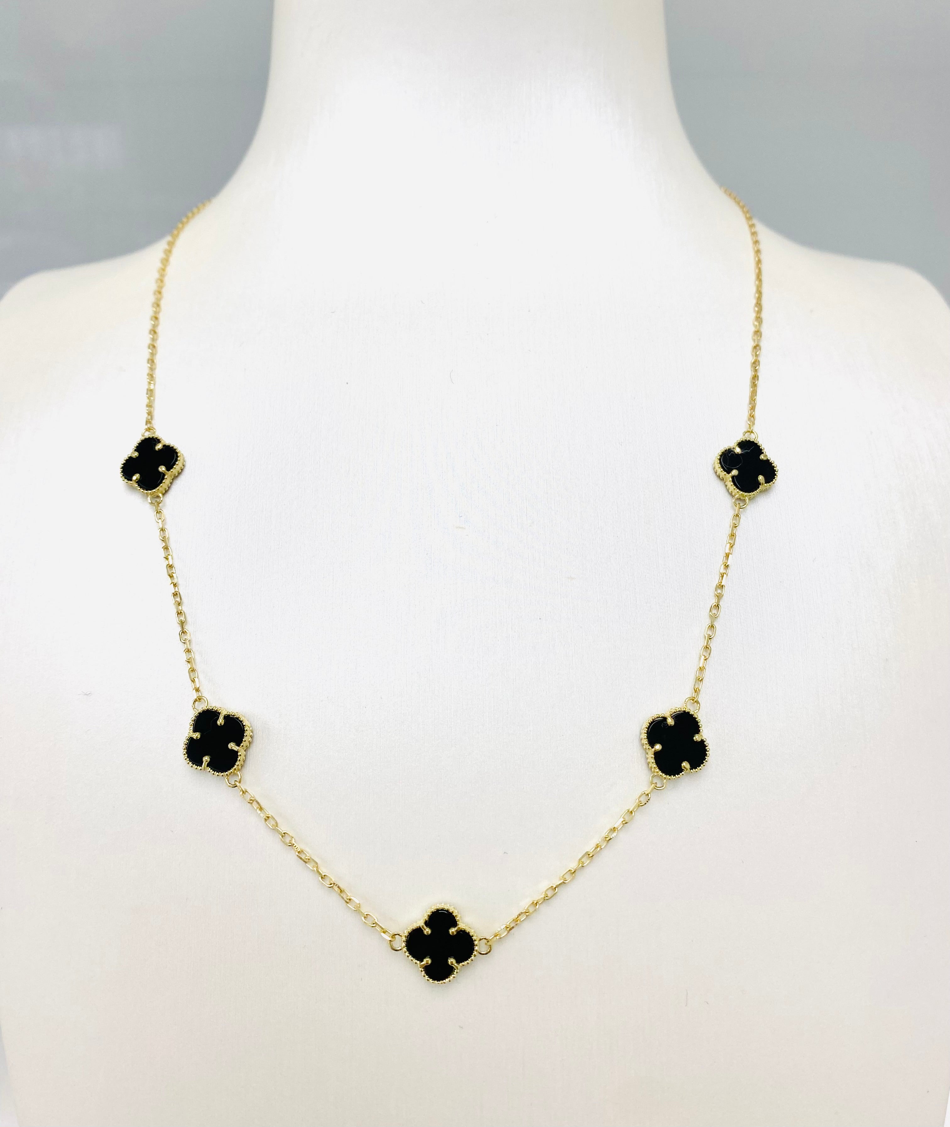 Cadena de 5 clover pequeños oscuros