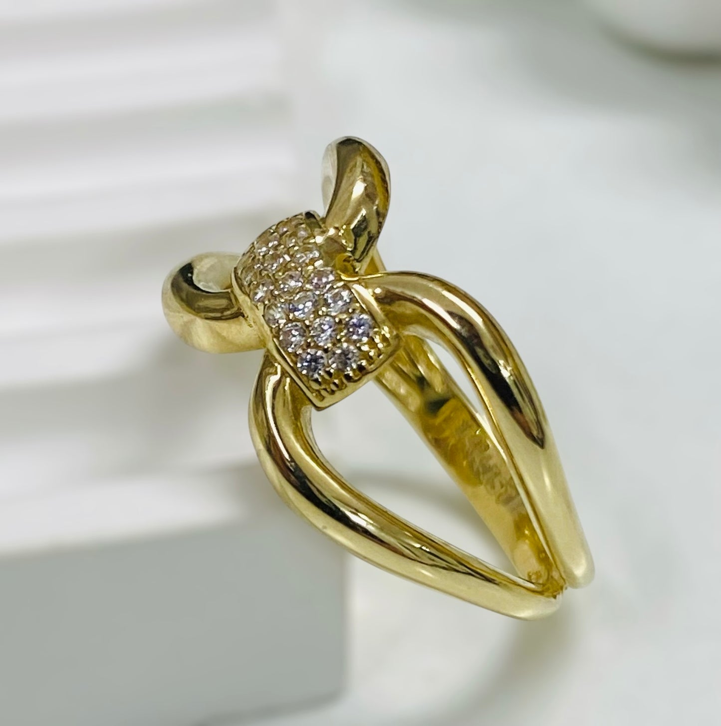 Anillo entrelazado con piedras 14k