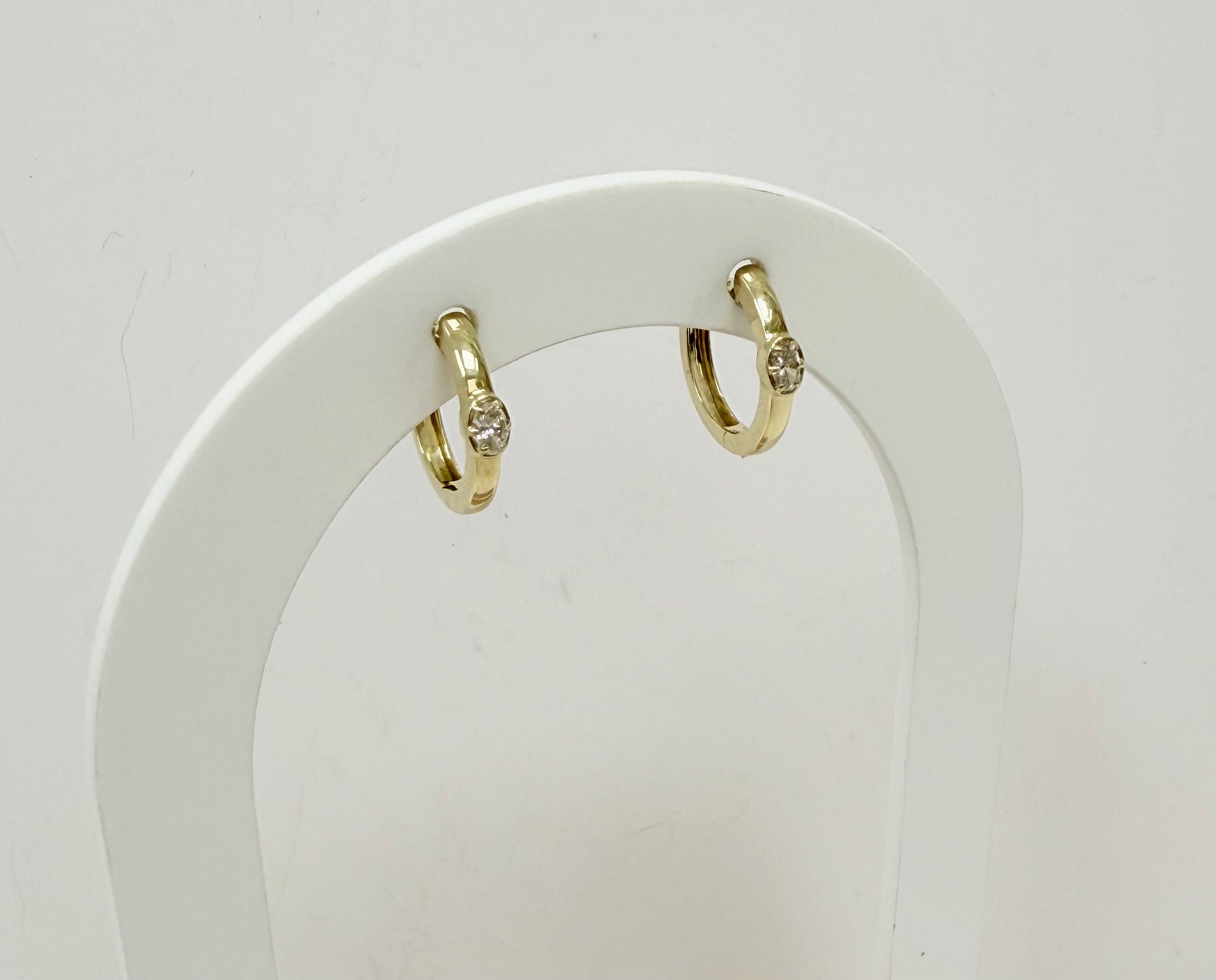 Argollas pequeñas 14k diamante creado