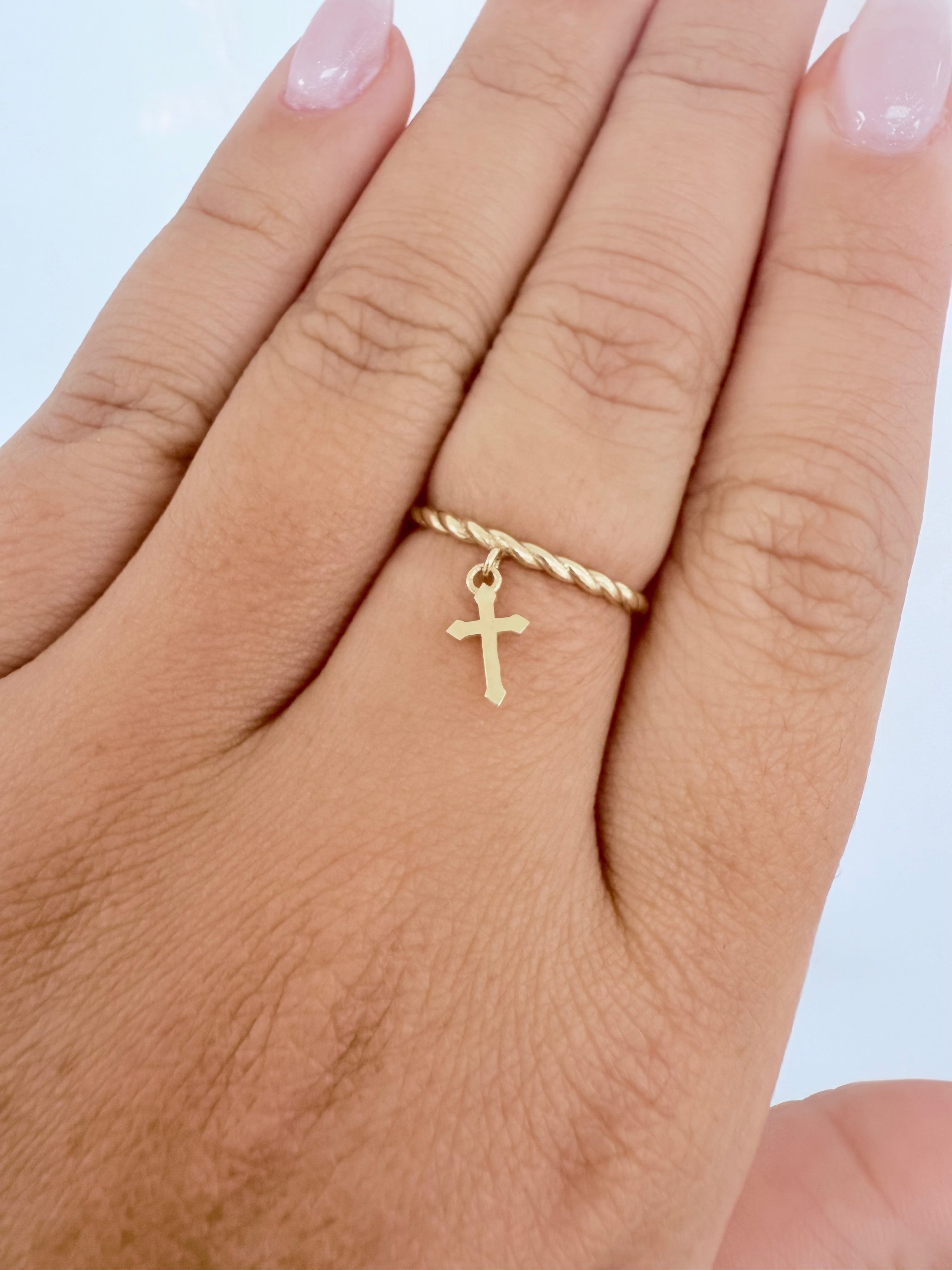 Anillo de banda con colgante de cruz 10k