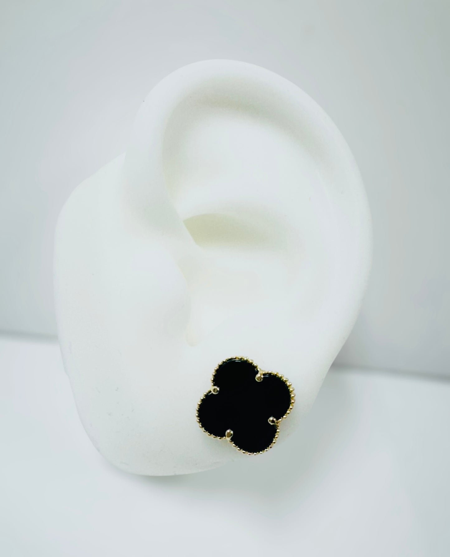 Aretes clover color negro 14k