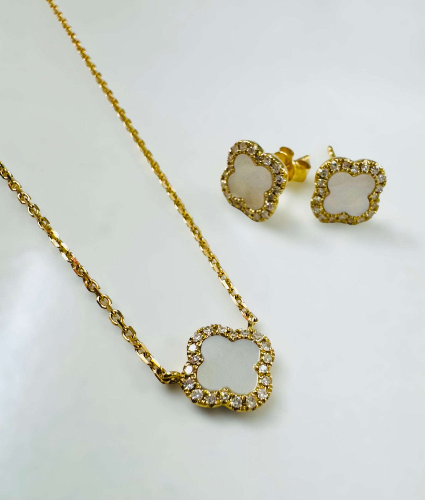 Set Diamantes naturales y madre perla 14k clover pequeño.