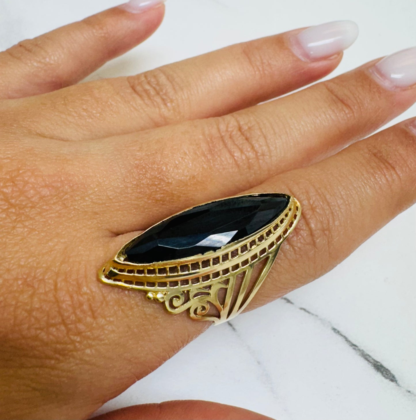 Anillo almendrado color negro 10k