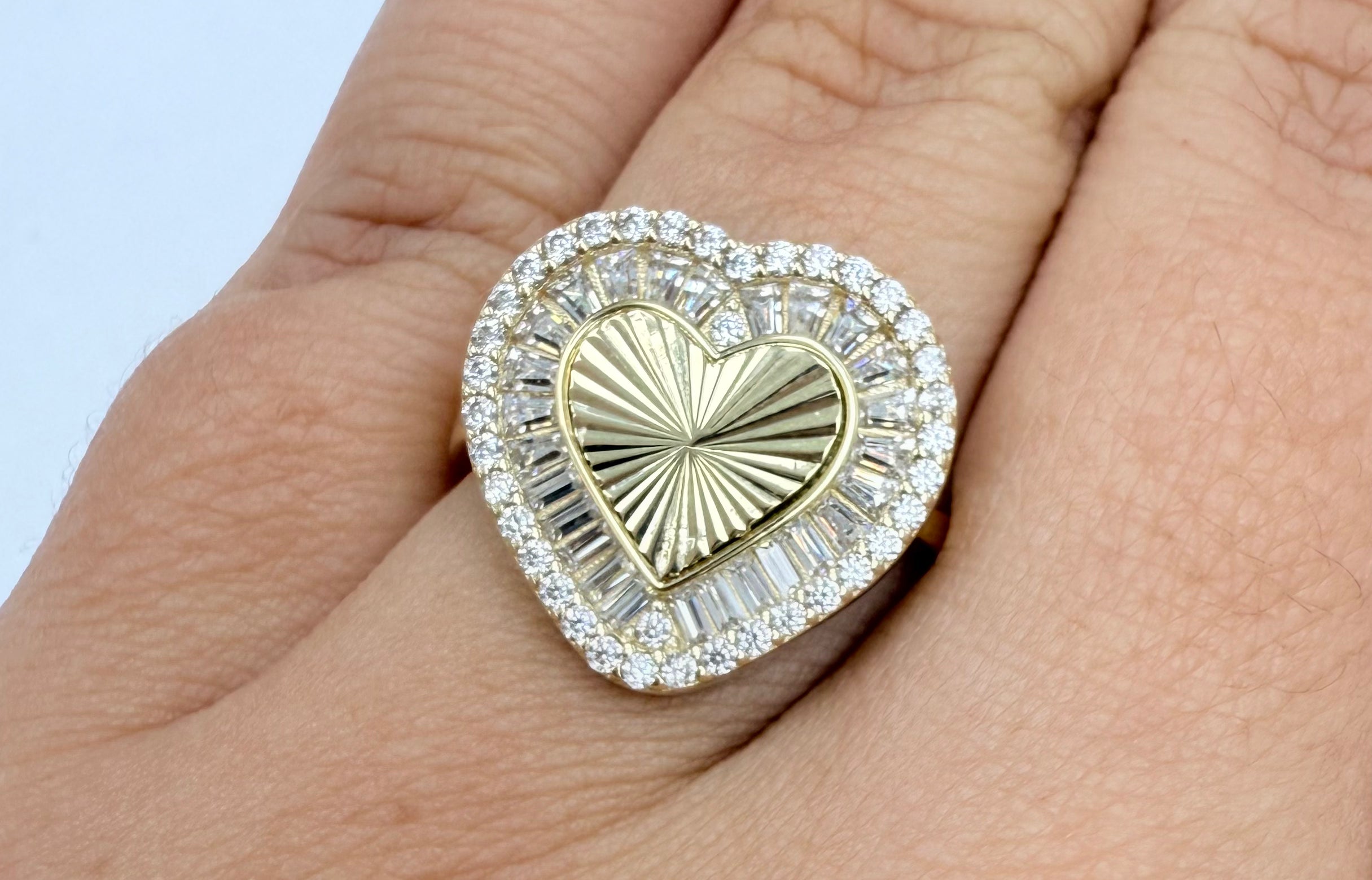 Anillo de corazón con piedra 10k