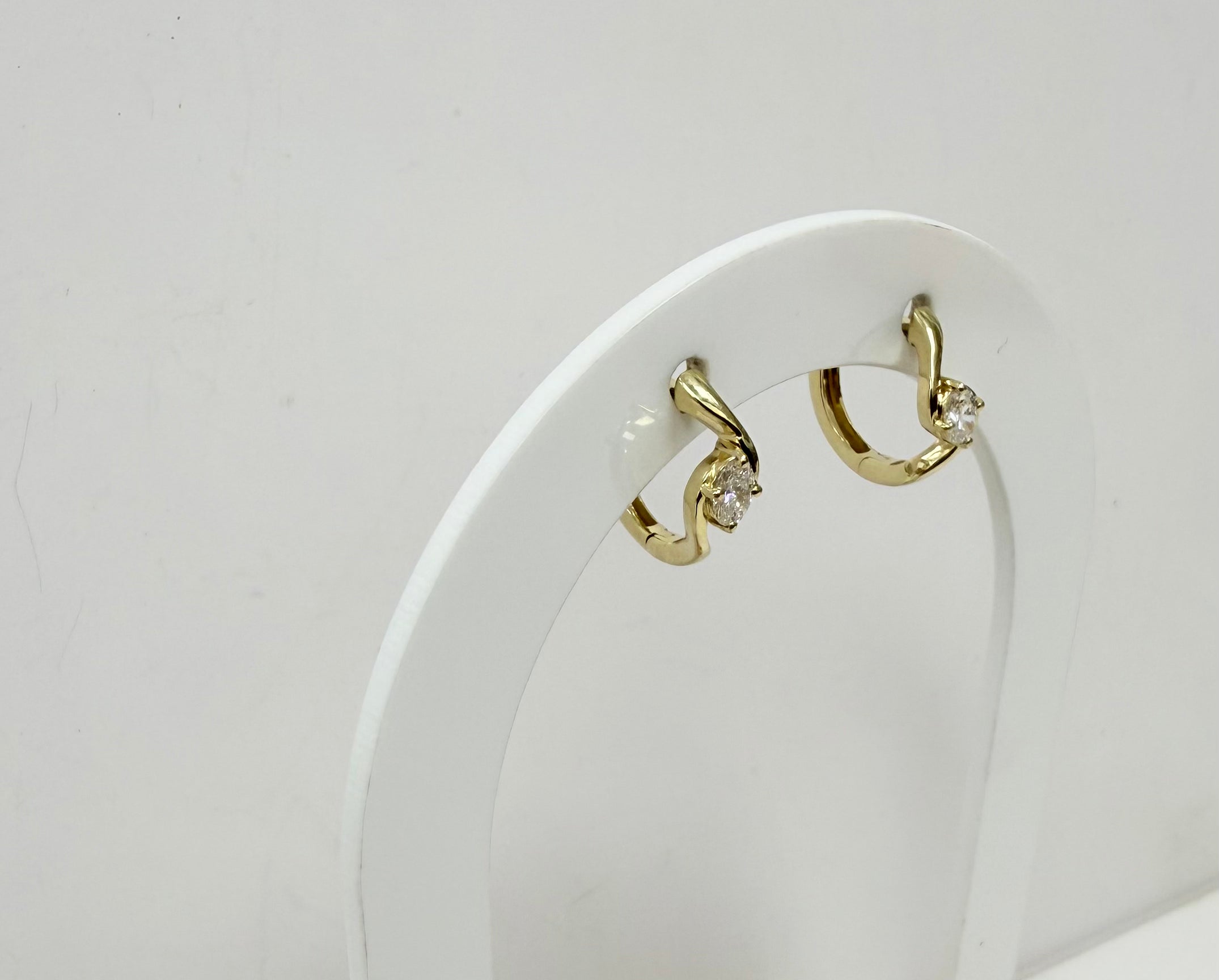 Argollas pequeñas 14k diamante creado